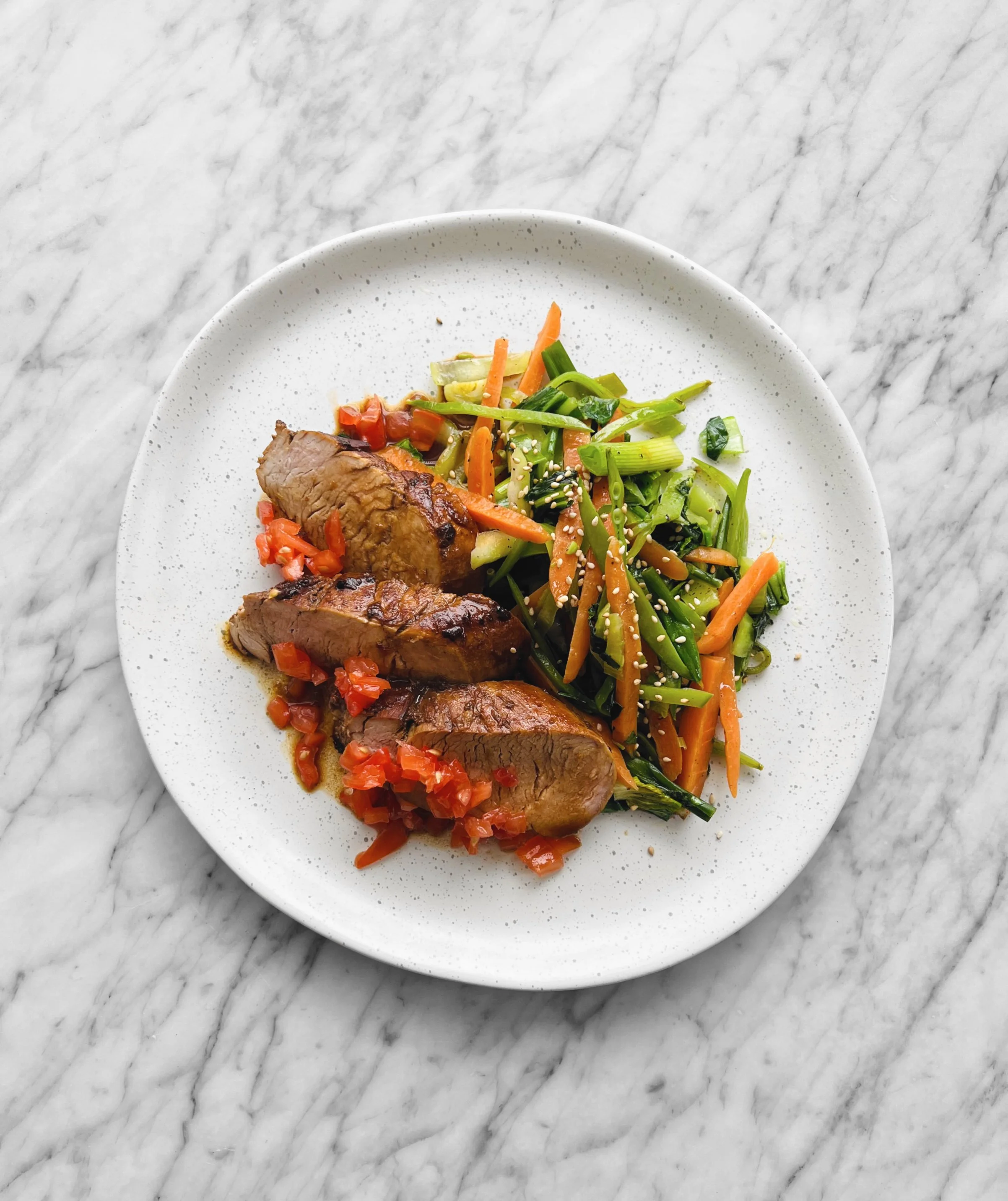 Filet de porc à l'asiatique et légumes sautés au sésame
