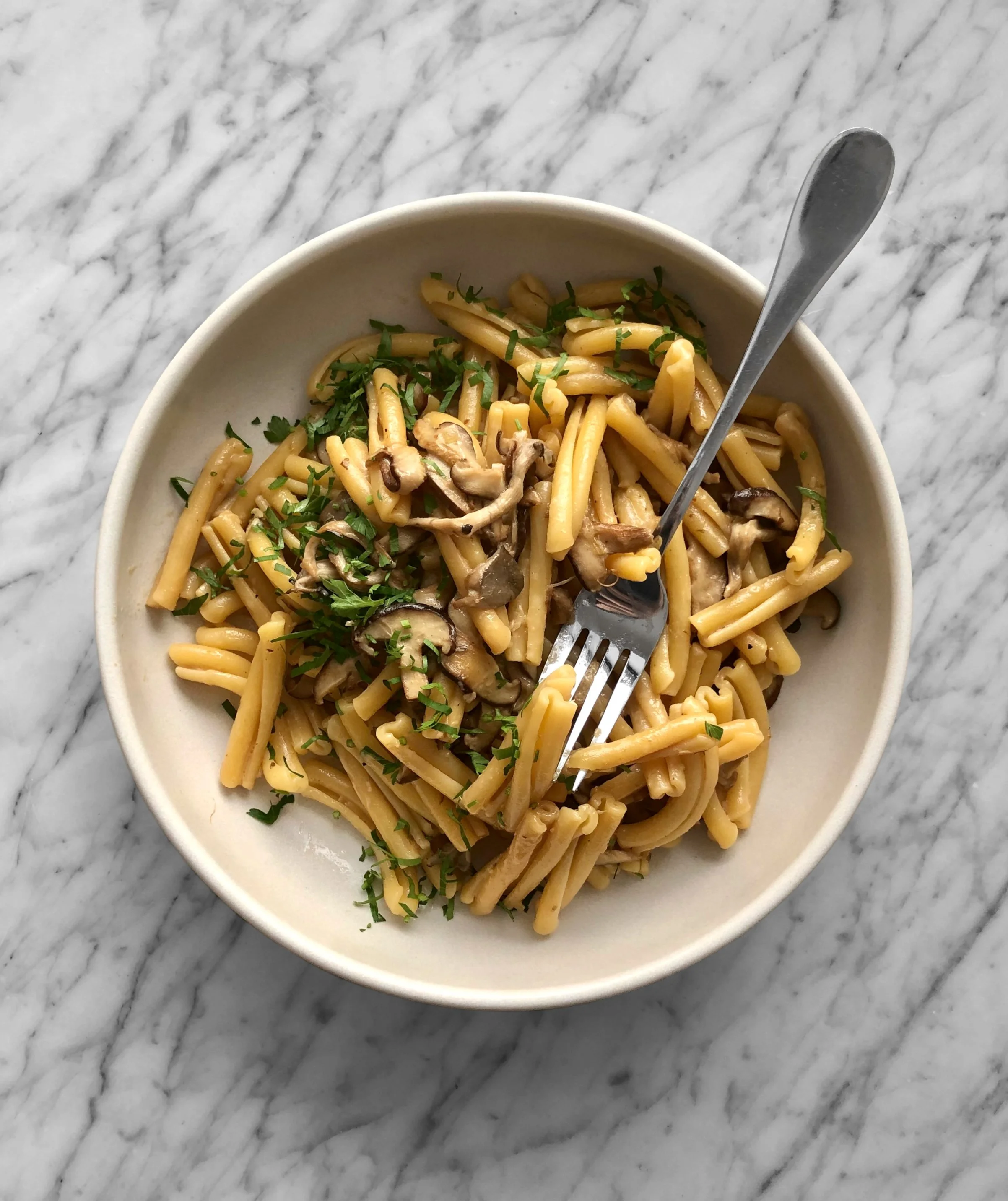 Pâtes crémeuses à l'ail confit et au miso