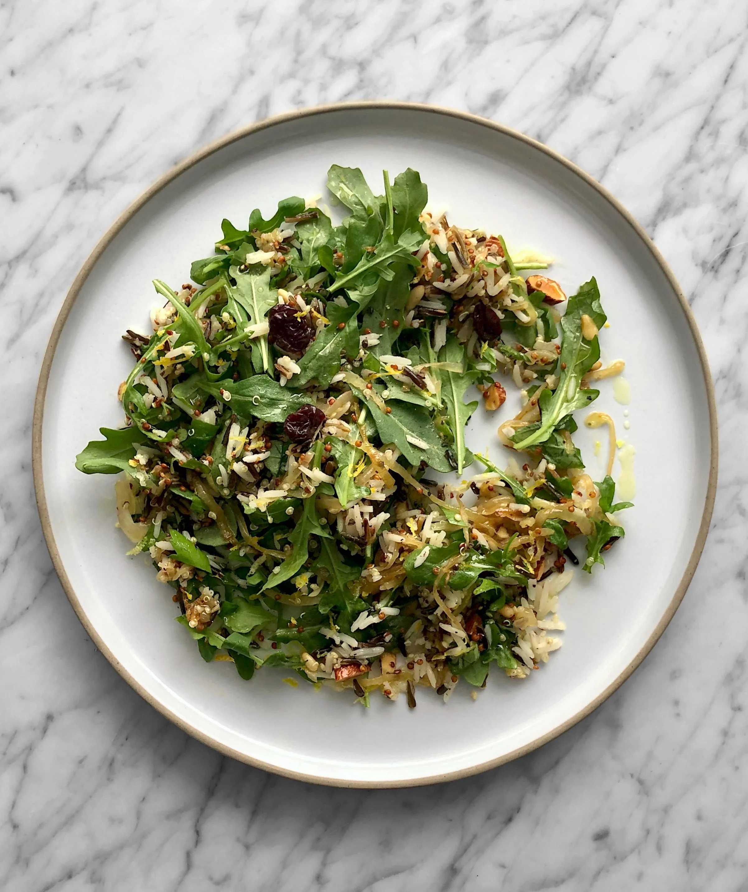 Salade de riz, quinoa et roquette aux noix, cerises séchées et oignons caramélisés