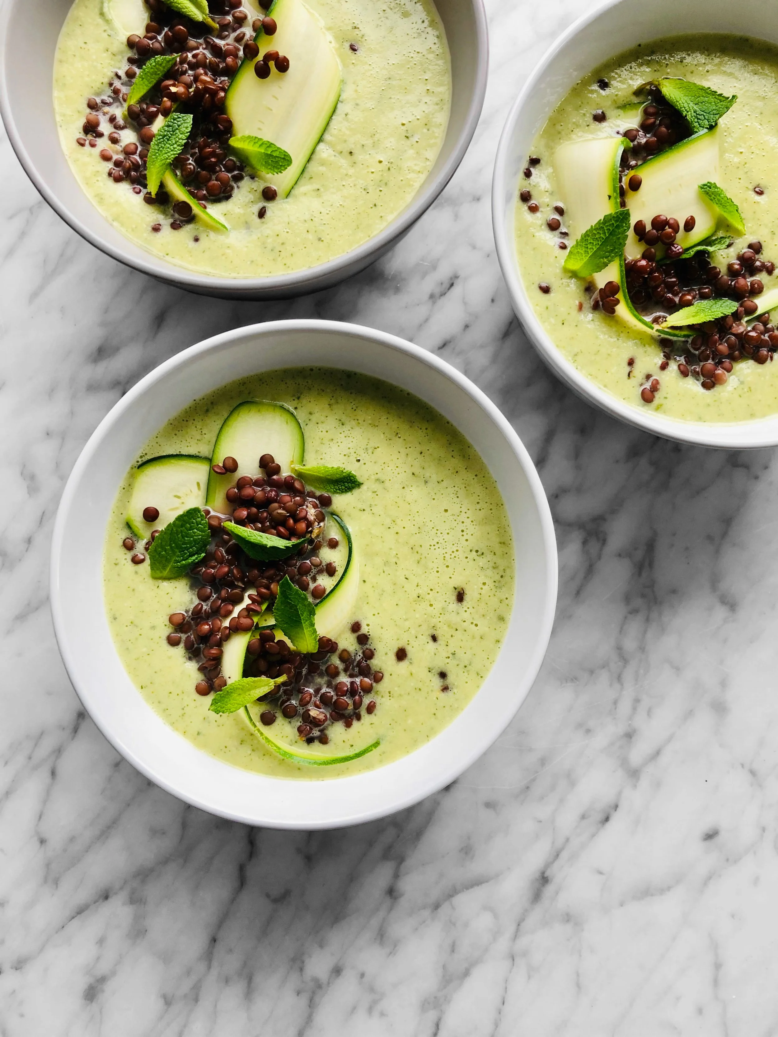 Soupe froide de courgettes, amandes et menthe avec lentilles citronnées