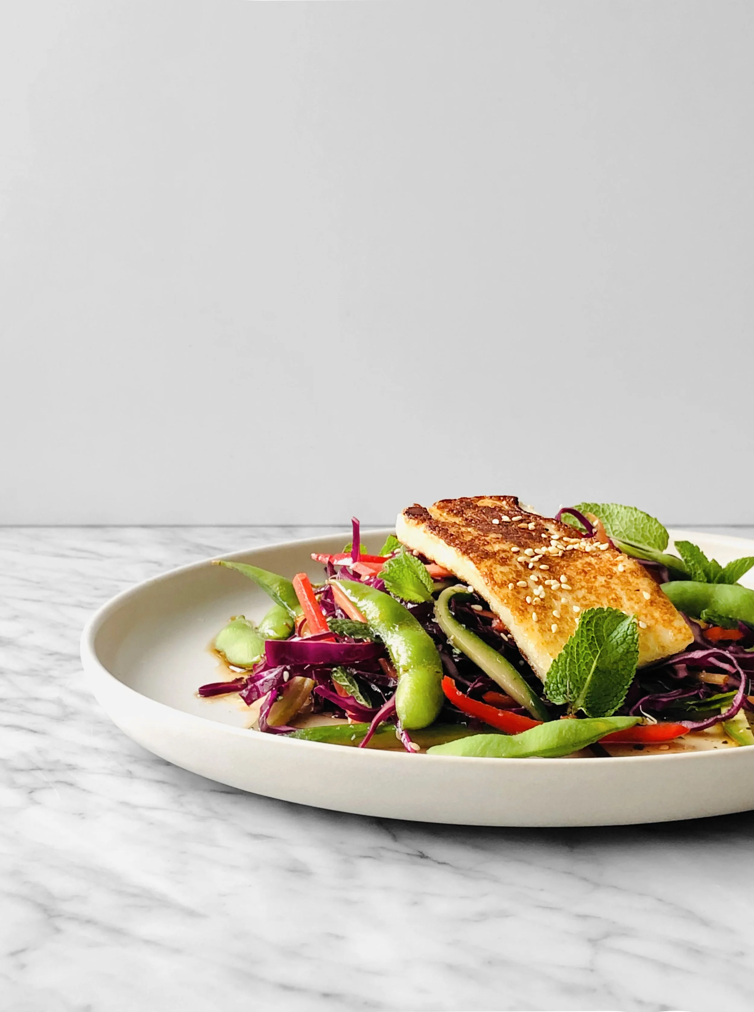 Salade de chou rouge à l'asiatique, edamames et halloumi grillé