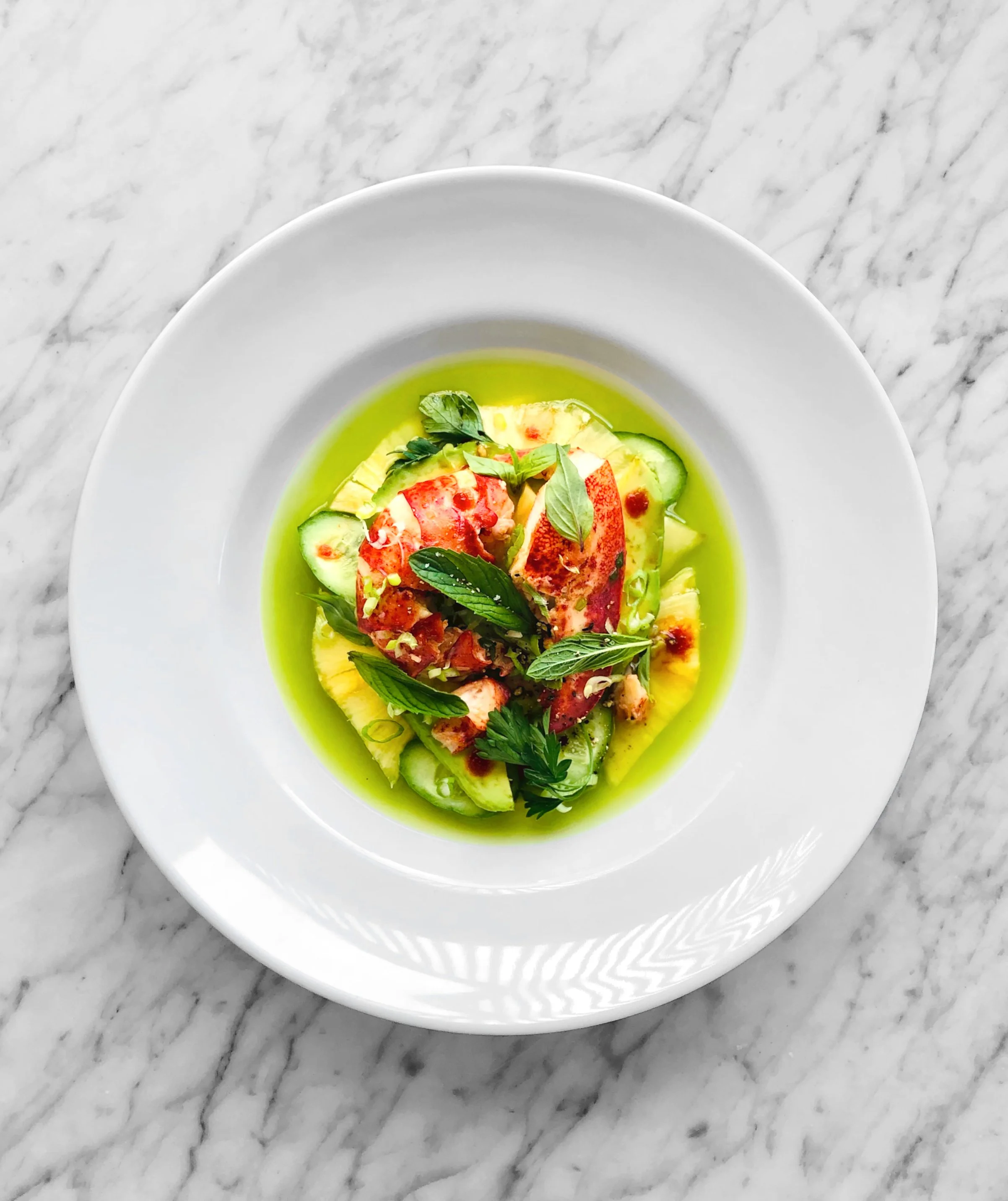 Salade de homard à l'ananas et jus de concombre