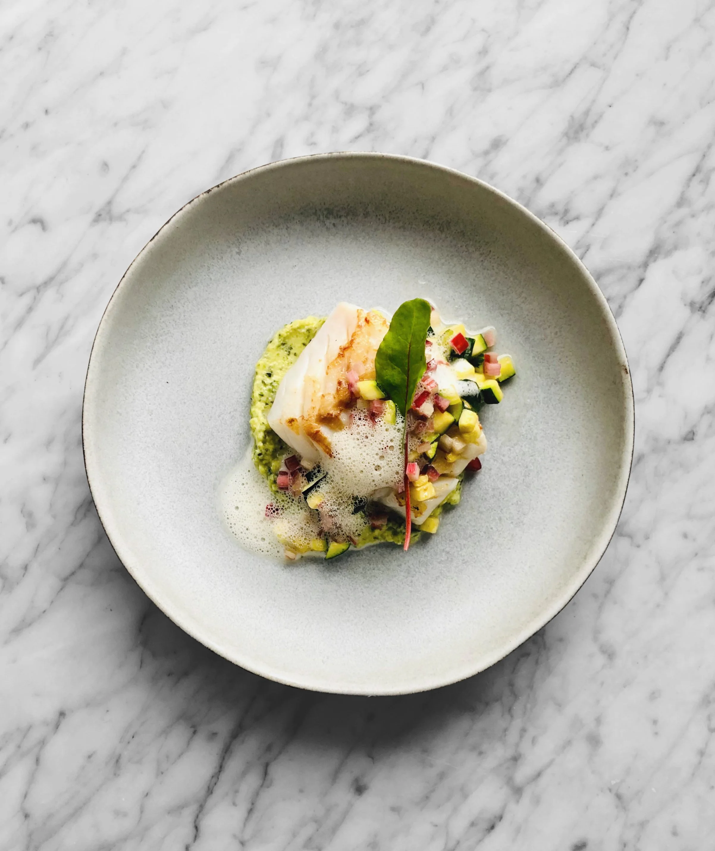 Morue poêlée, courgettes, rhubarbe et mousse au beurre noisette