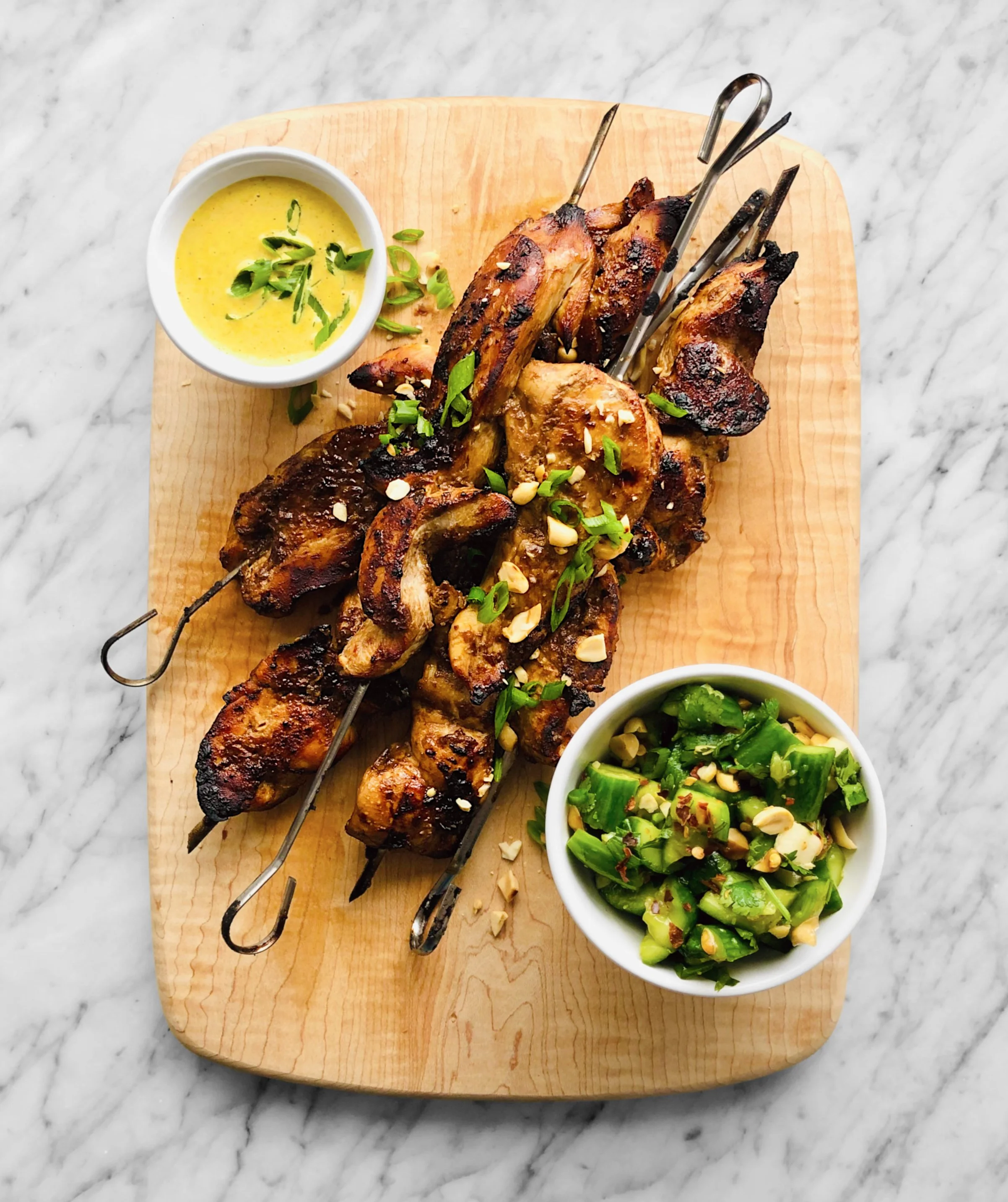 Satay de poulet au miso et sauce au cari