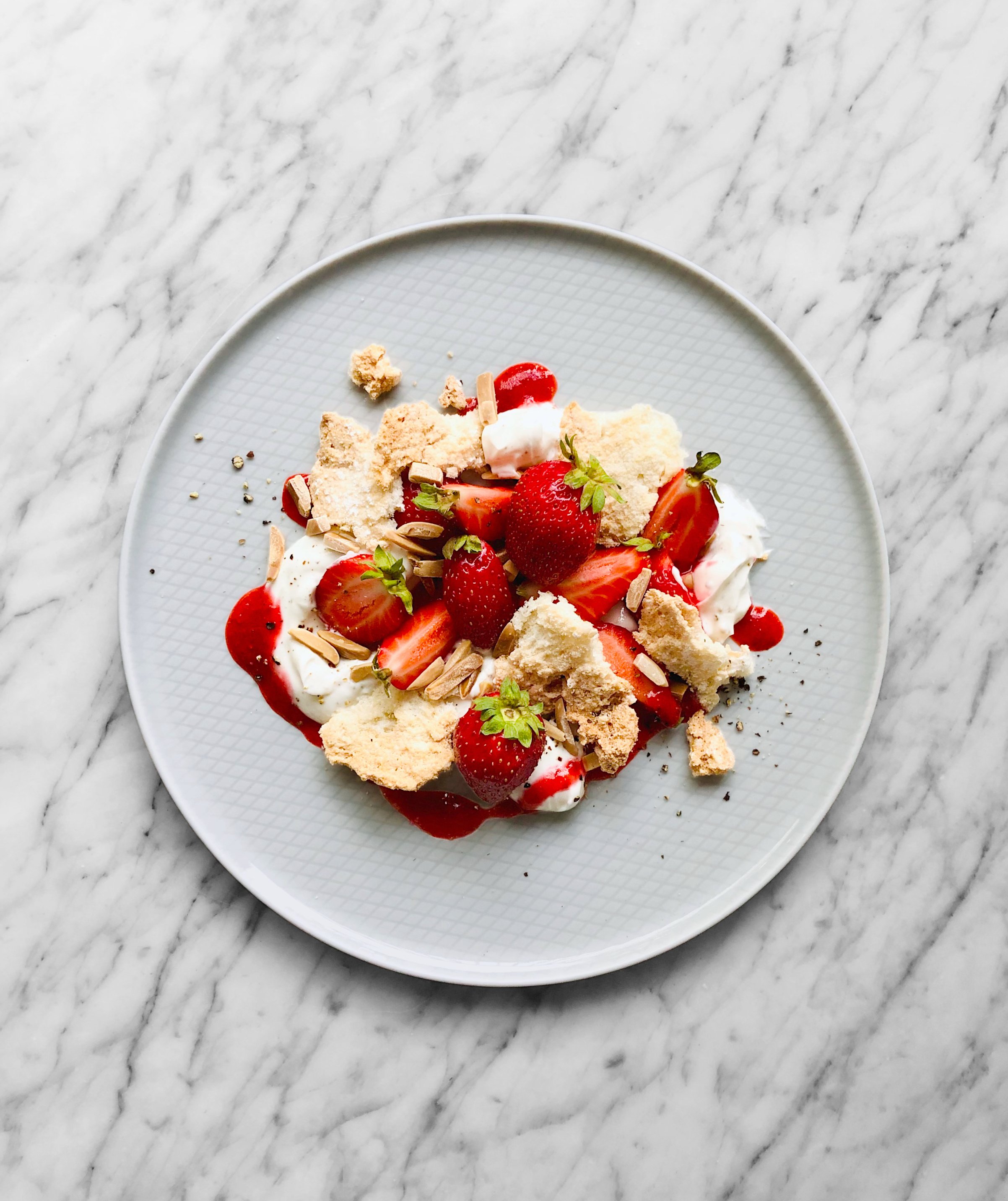 Fraises, dacquoise aux amandes et yaourt au poivre