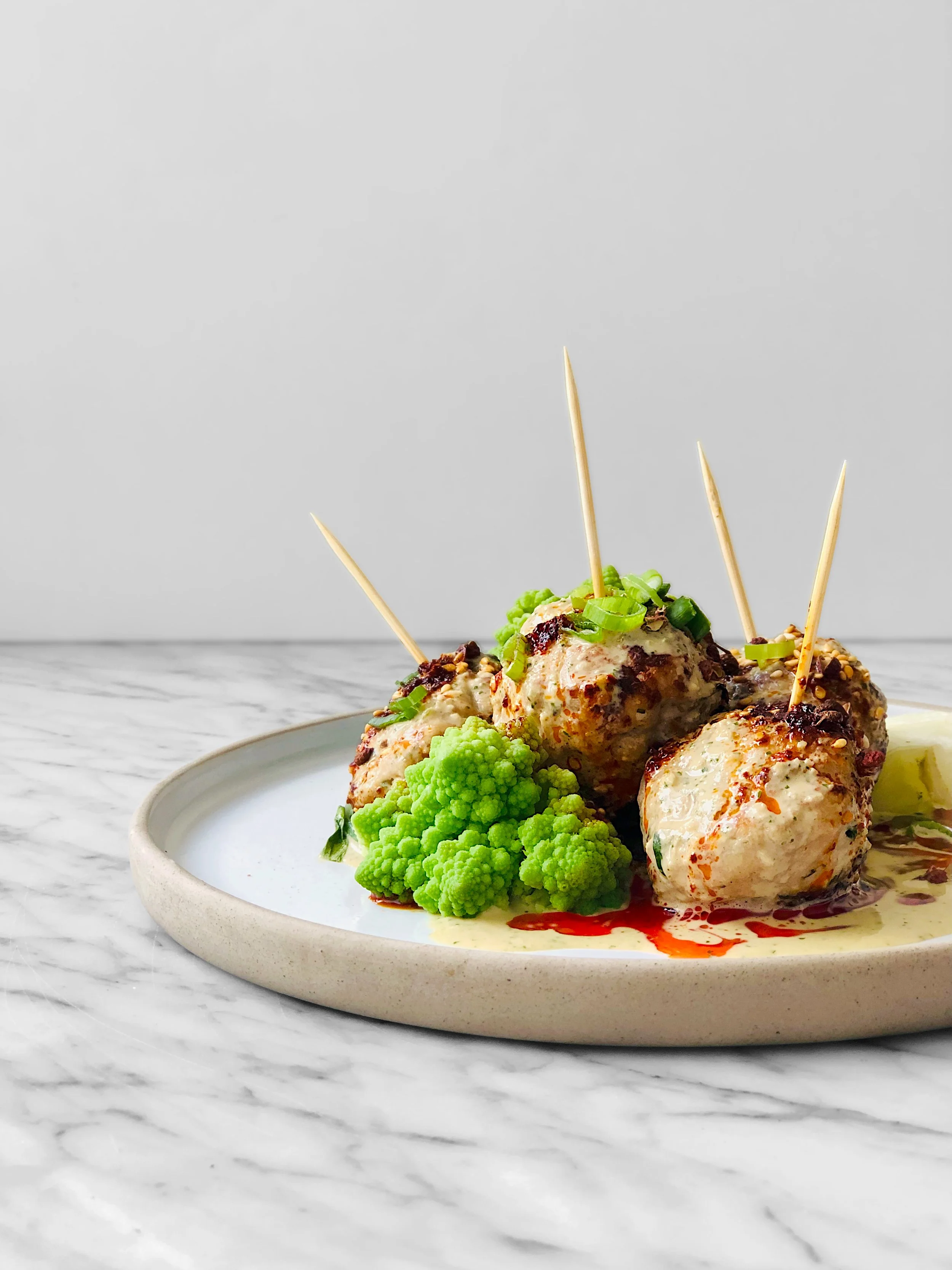 Boulettes de poulet chinoises et sauce au sésame