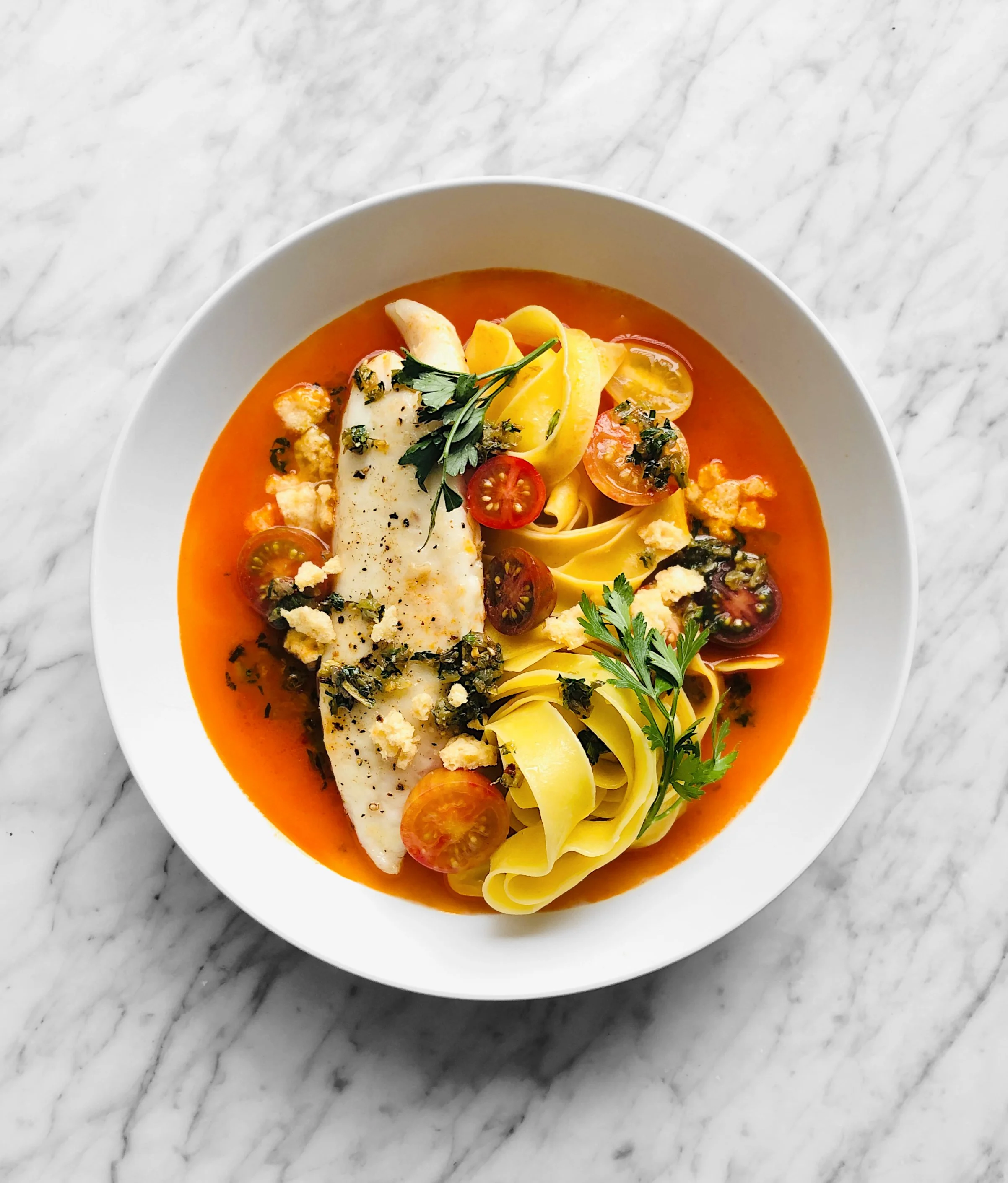 Poisson blanc poêlé, pappardelles et bouillon de tomates au parmesan