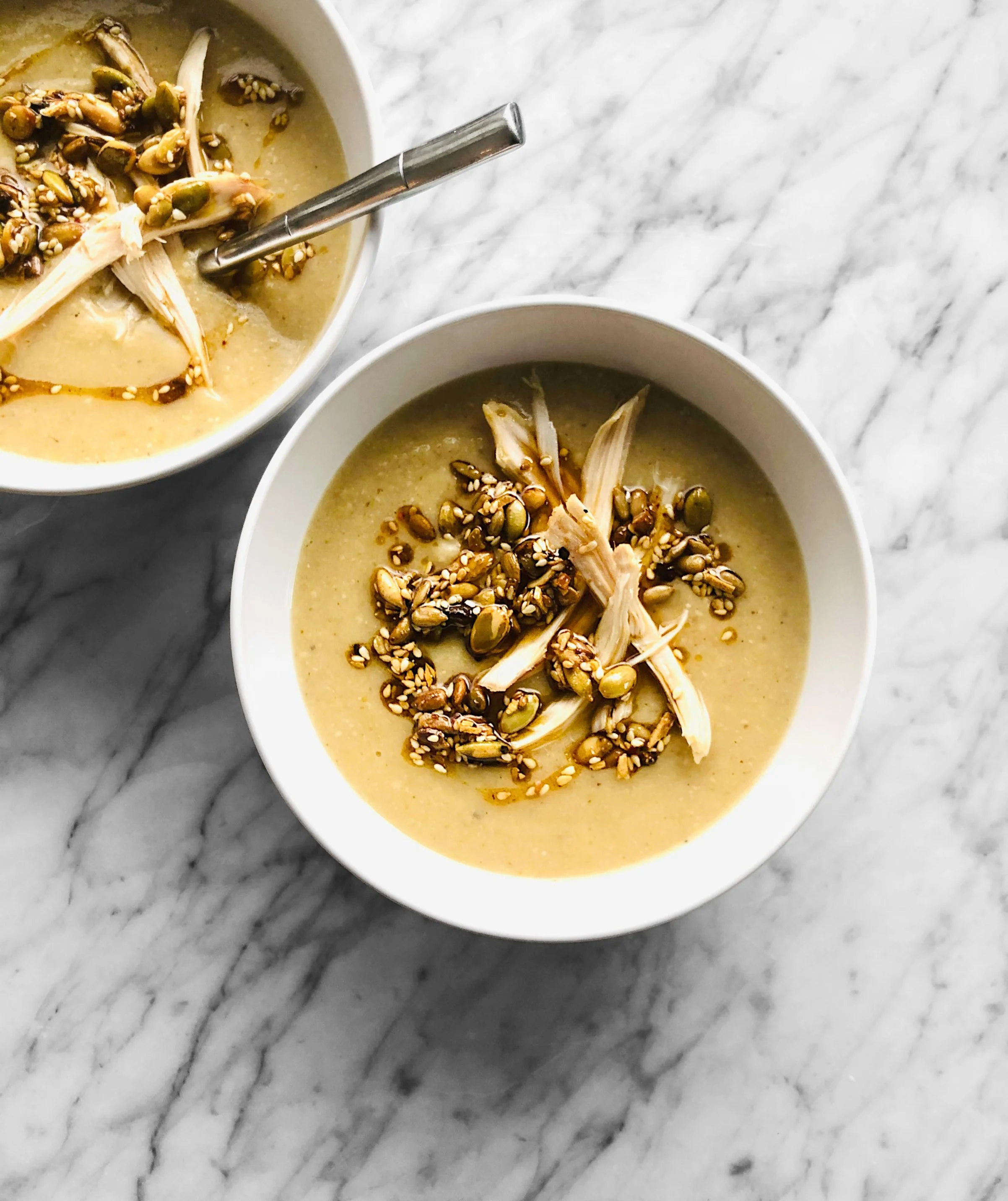 Soupe de chou-fleur, pois cassés et noix de cajou avec graines épicées