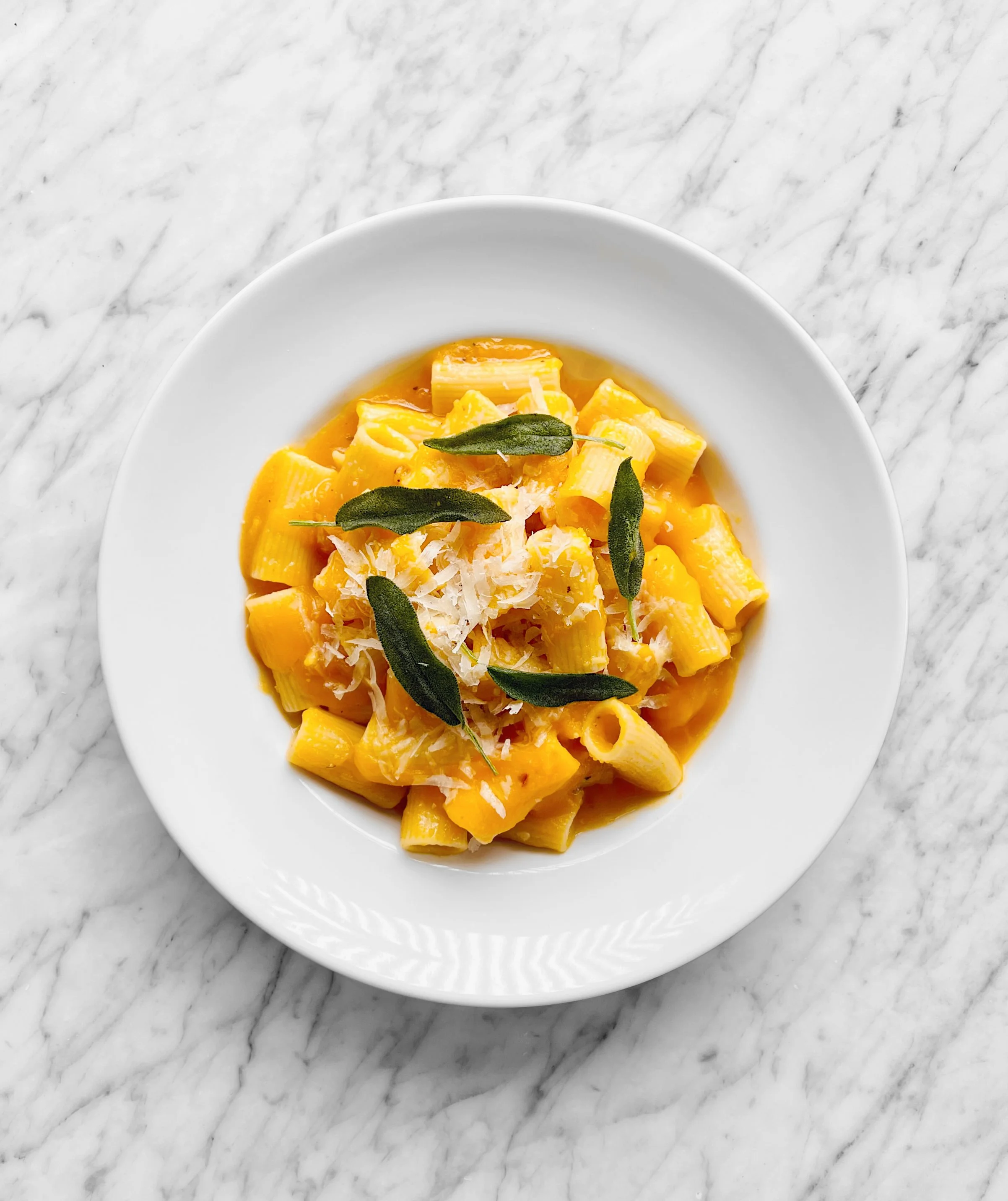 Rigatoni et sauce de courge Butternut à la sauge