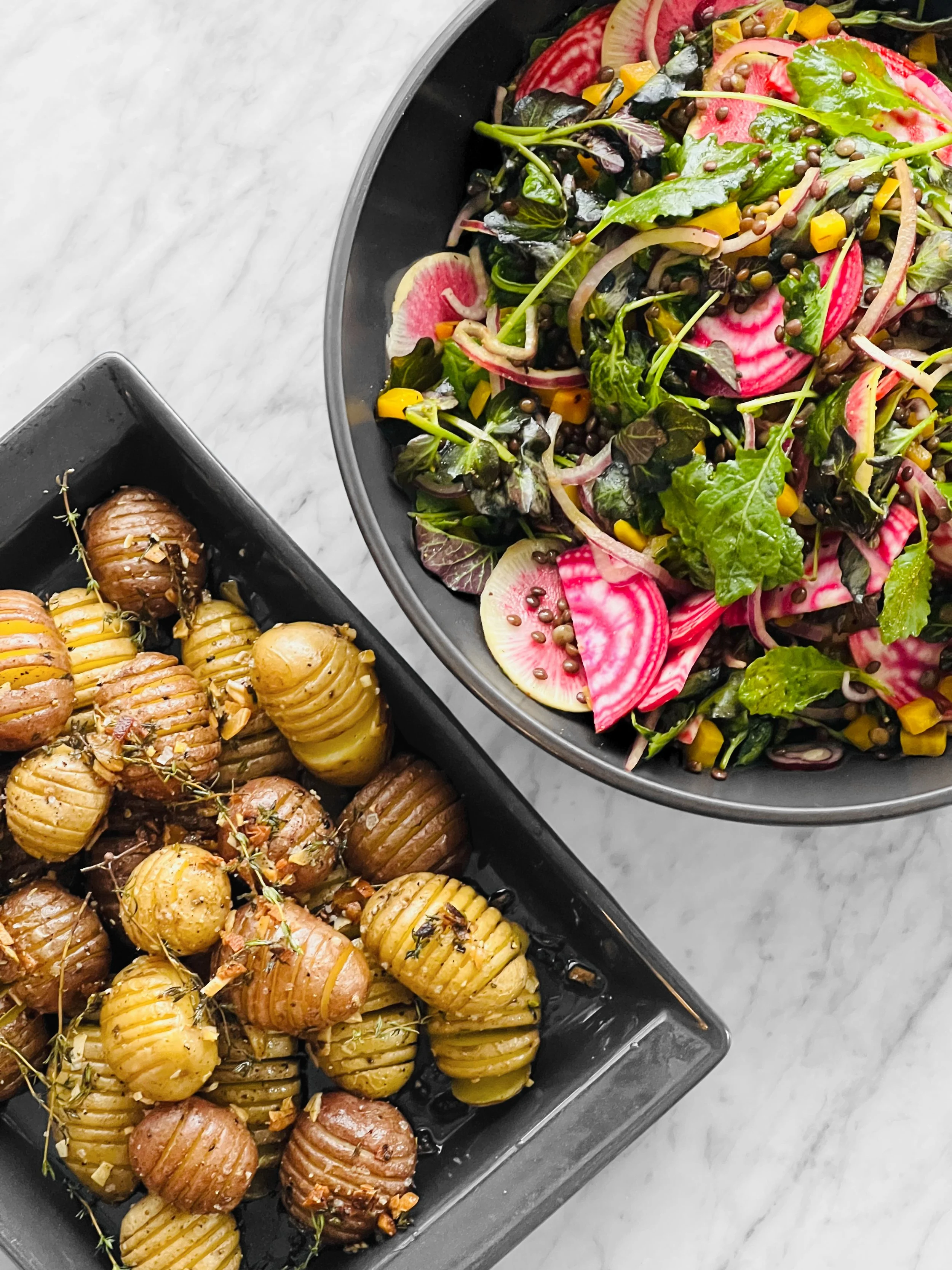 Salade betteraves-lentilles et patates Hasselback rôties à l’ail