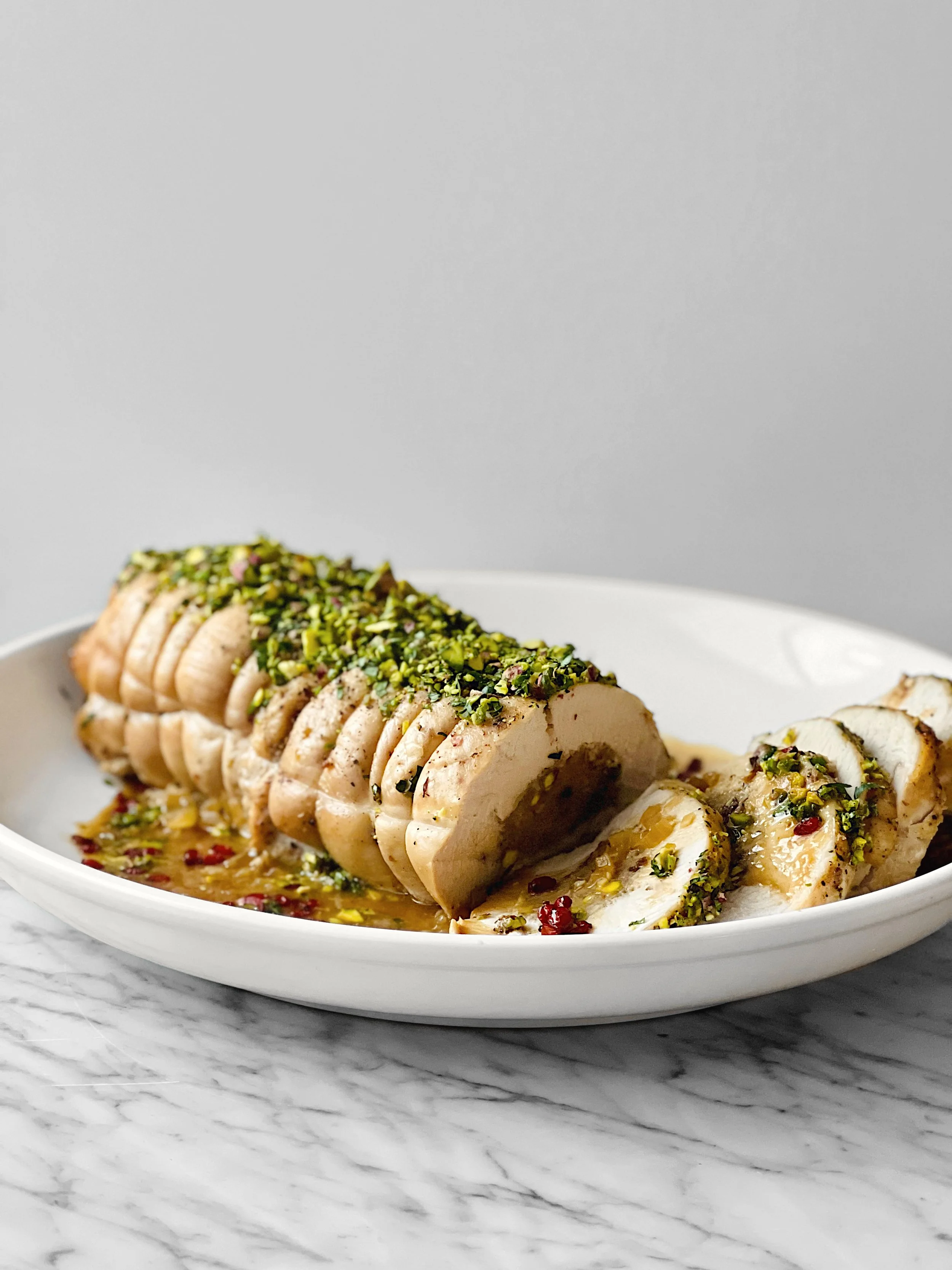 Rôti de dinde farci saucisse-canneberges-pistaches, sauce au marsala