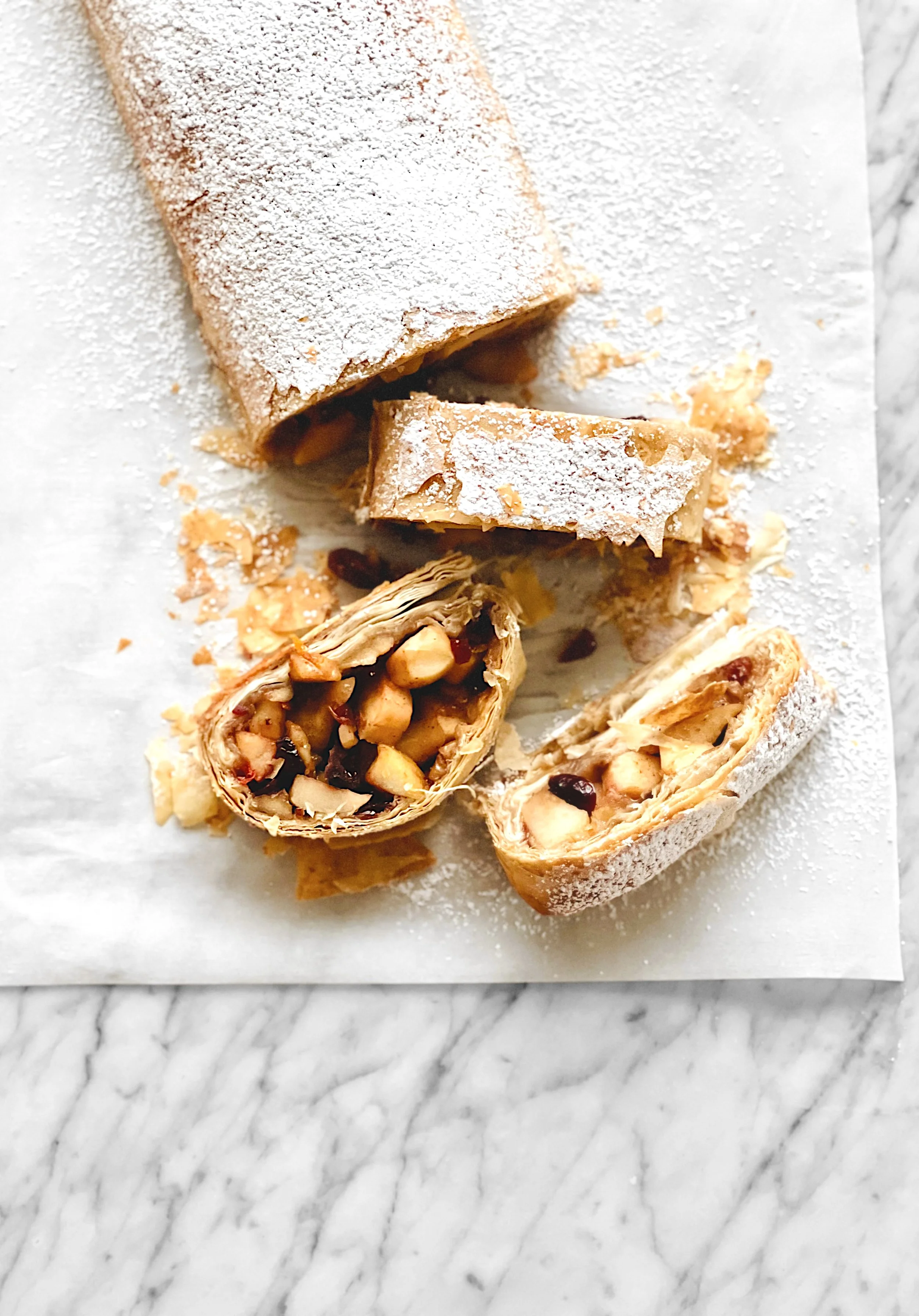 Strudel aux pommes, canneberges et noix