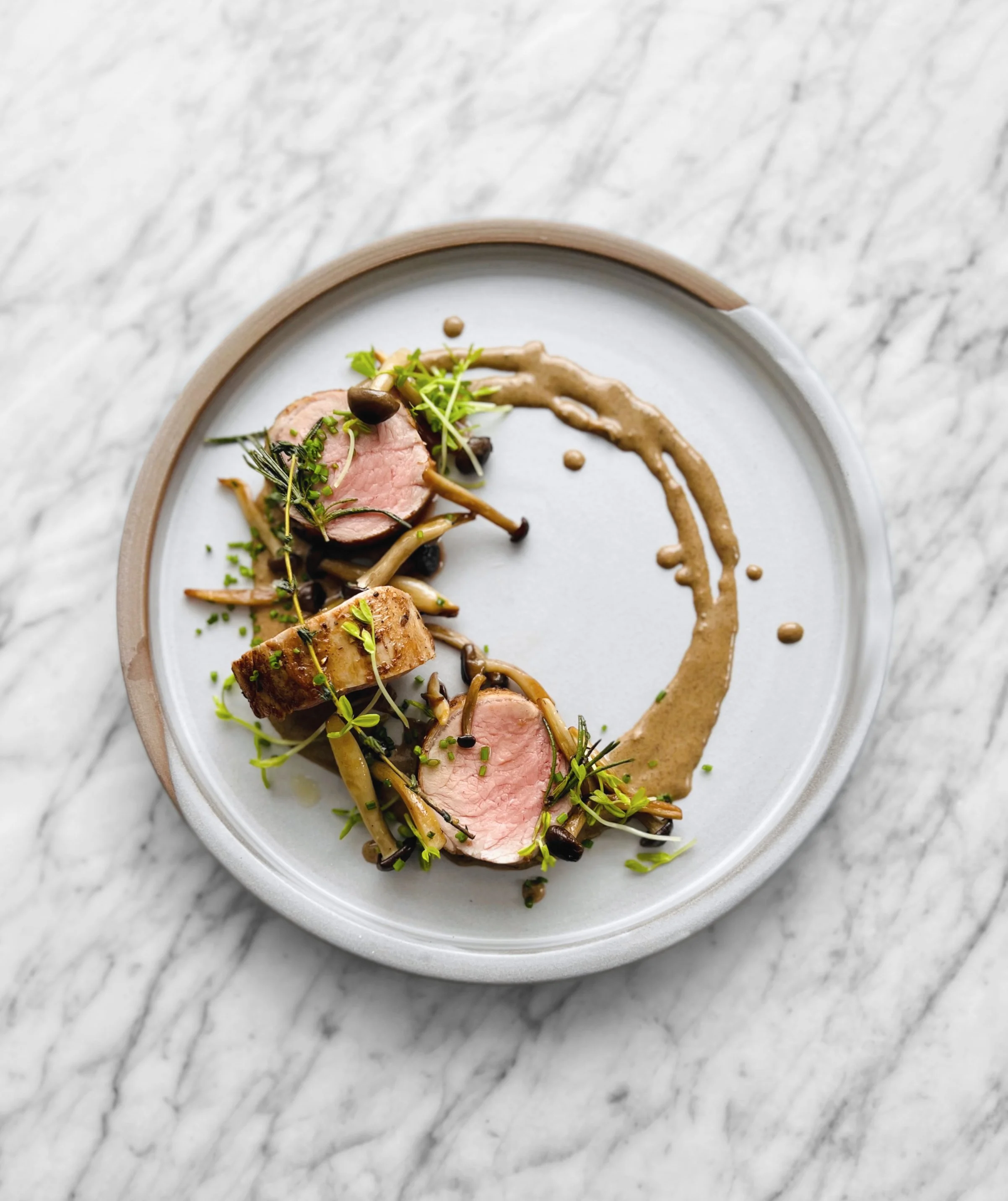 Sauce aux champignons sauvages avec filet de porc rôti