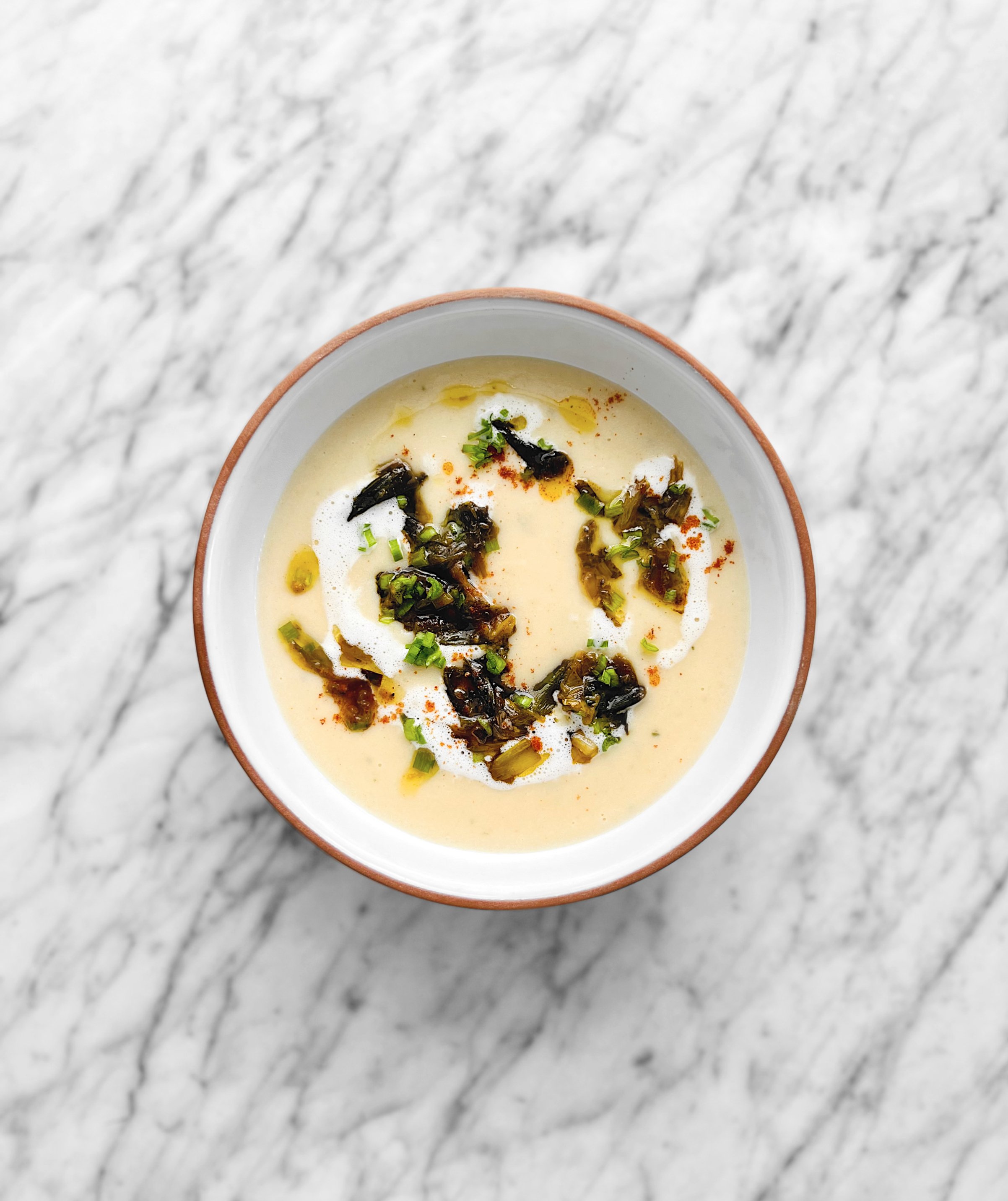 Soupe au cheddar fort et oignons verts brûlés poivre-citron