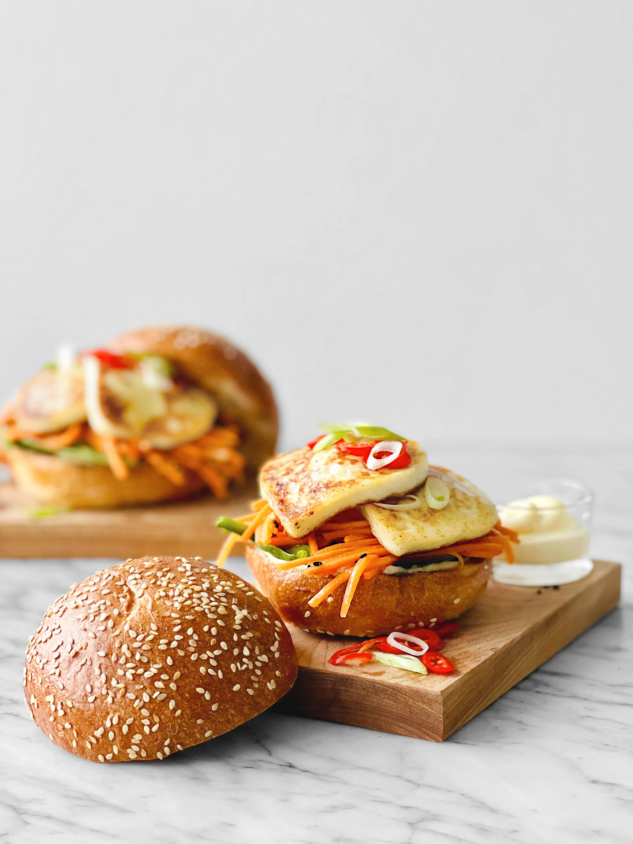 Burgers de halloumi grillé et carottes miso-érable