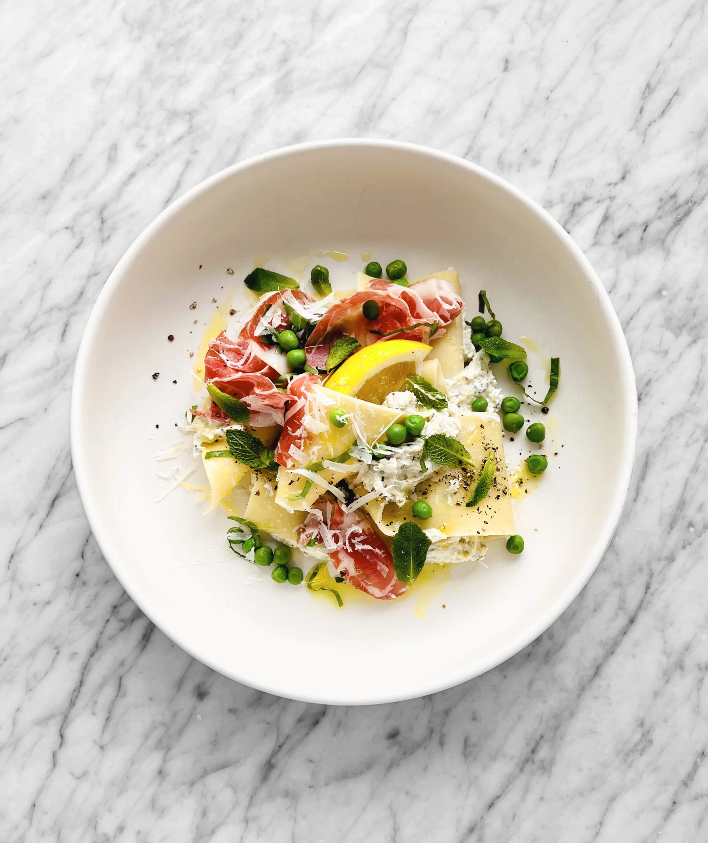 Lasagne déconstruite ricotta-mente-artichauts, coppa et petits pois