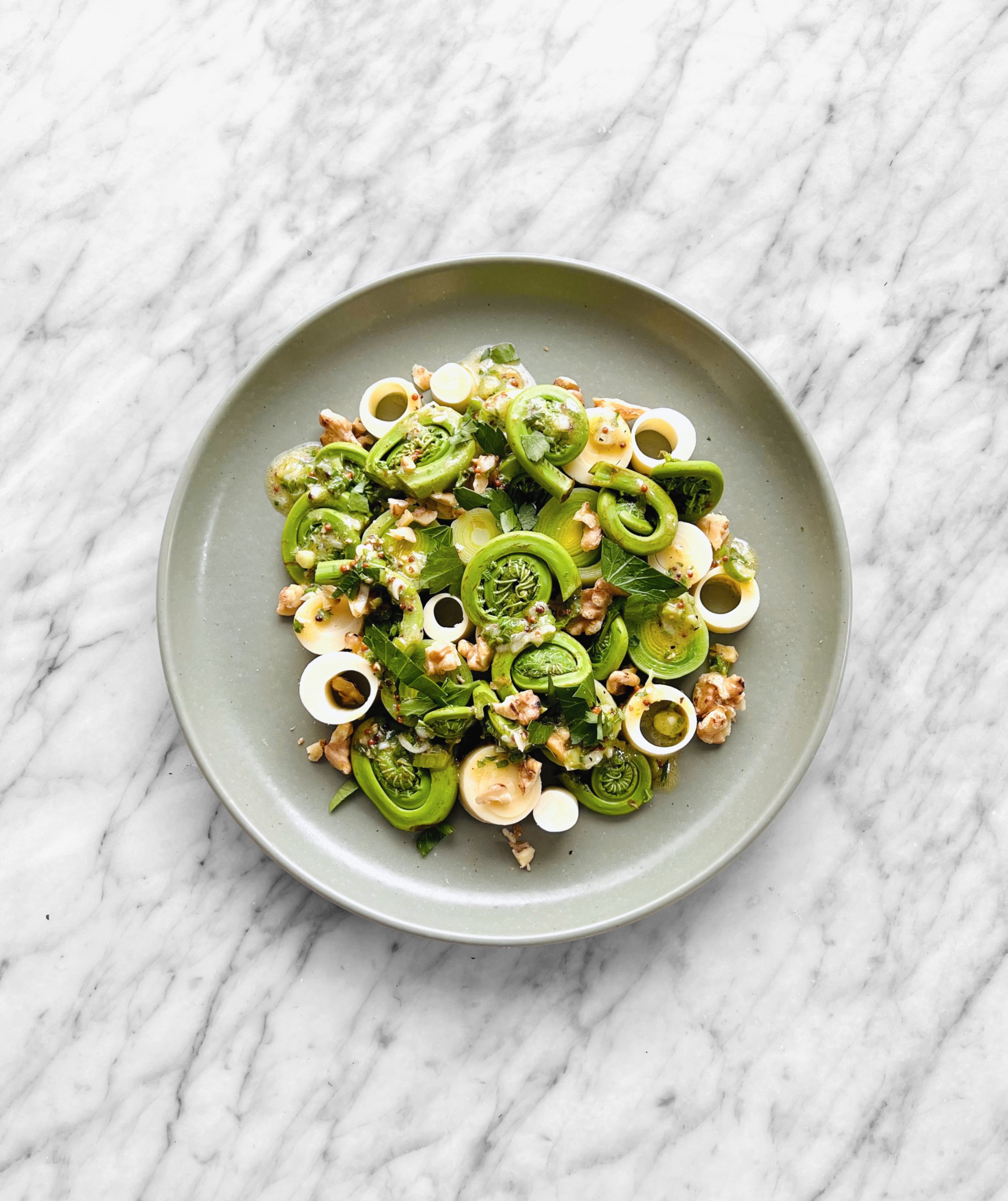 Têtes de violon façon poireaux vinaigrette