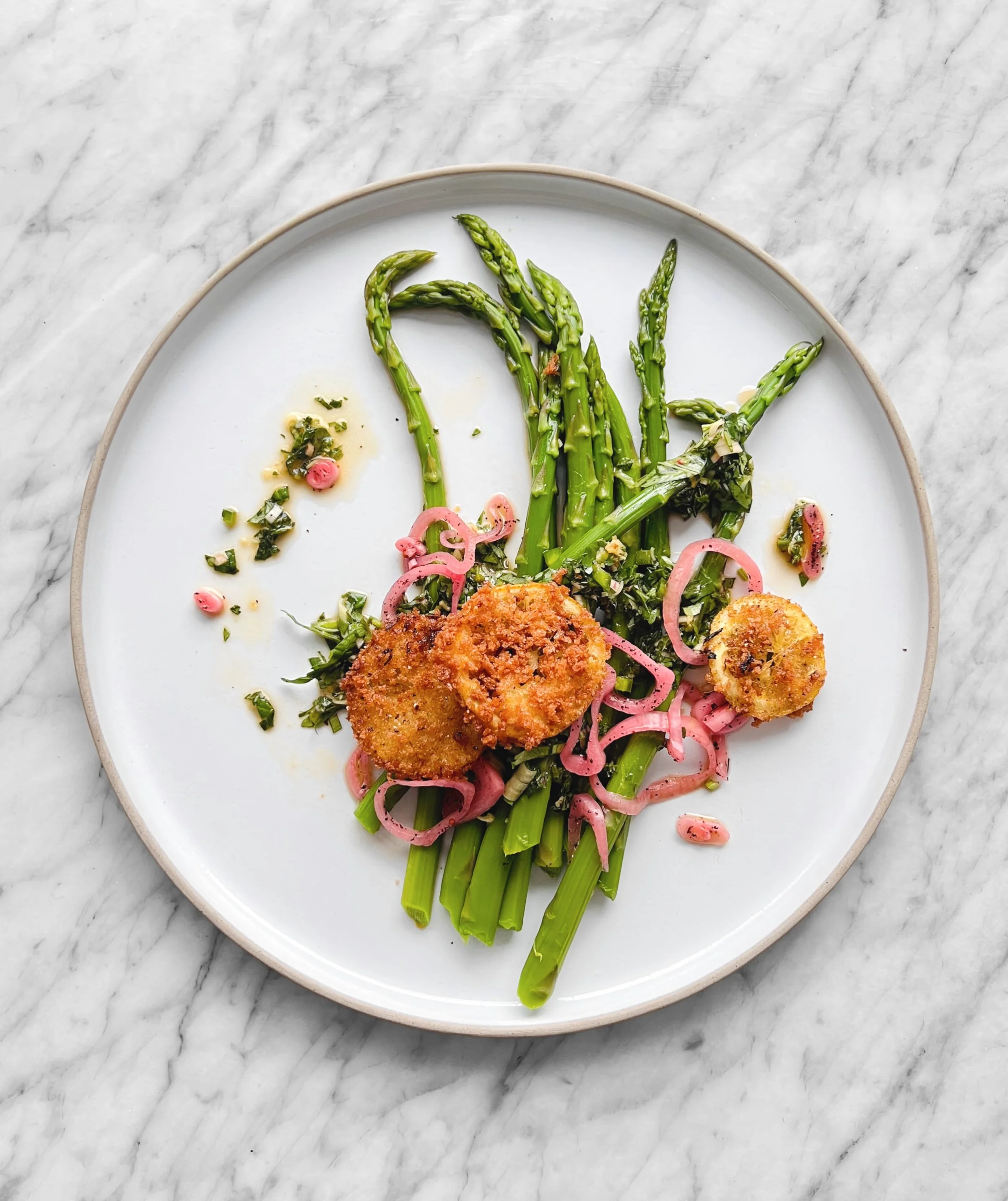 Asperges, vinaigrette épicée aux herbes et chips de citron