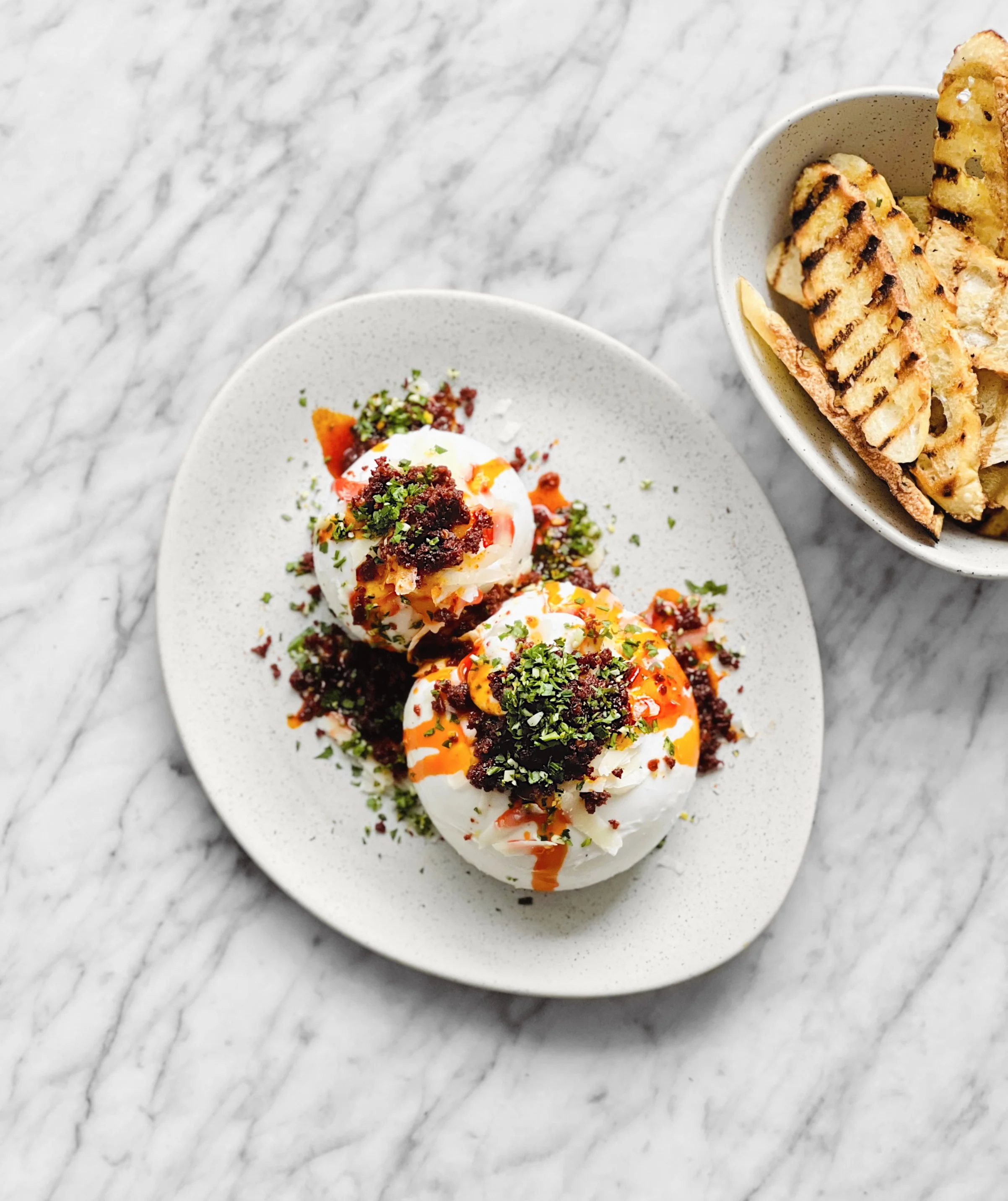 Burrata garnie de ‘nduja épicée et gremolata