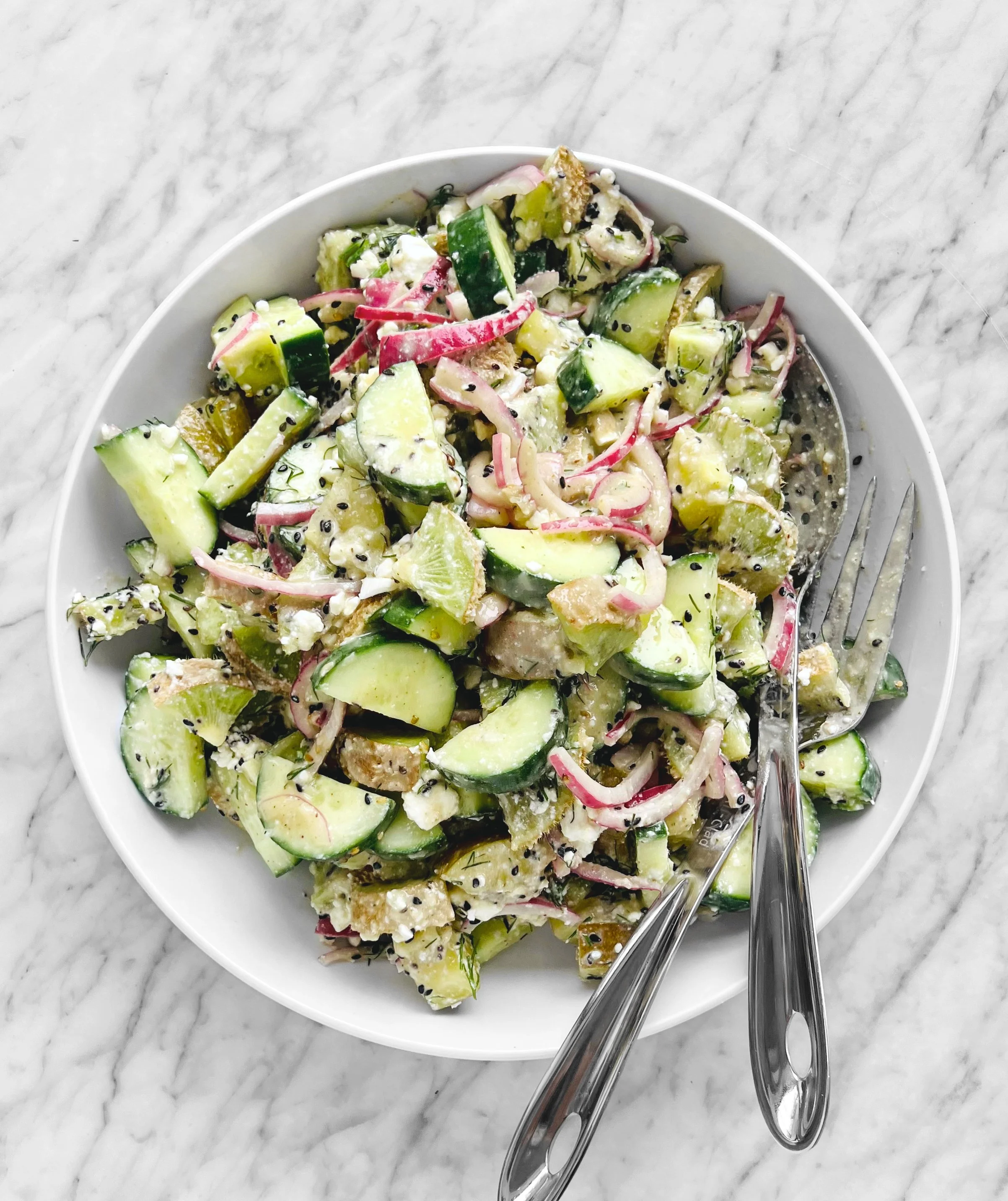 Salade kiwi-concombre au tahini, feta et zaatar