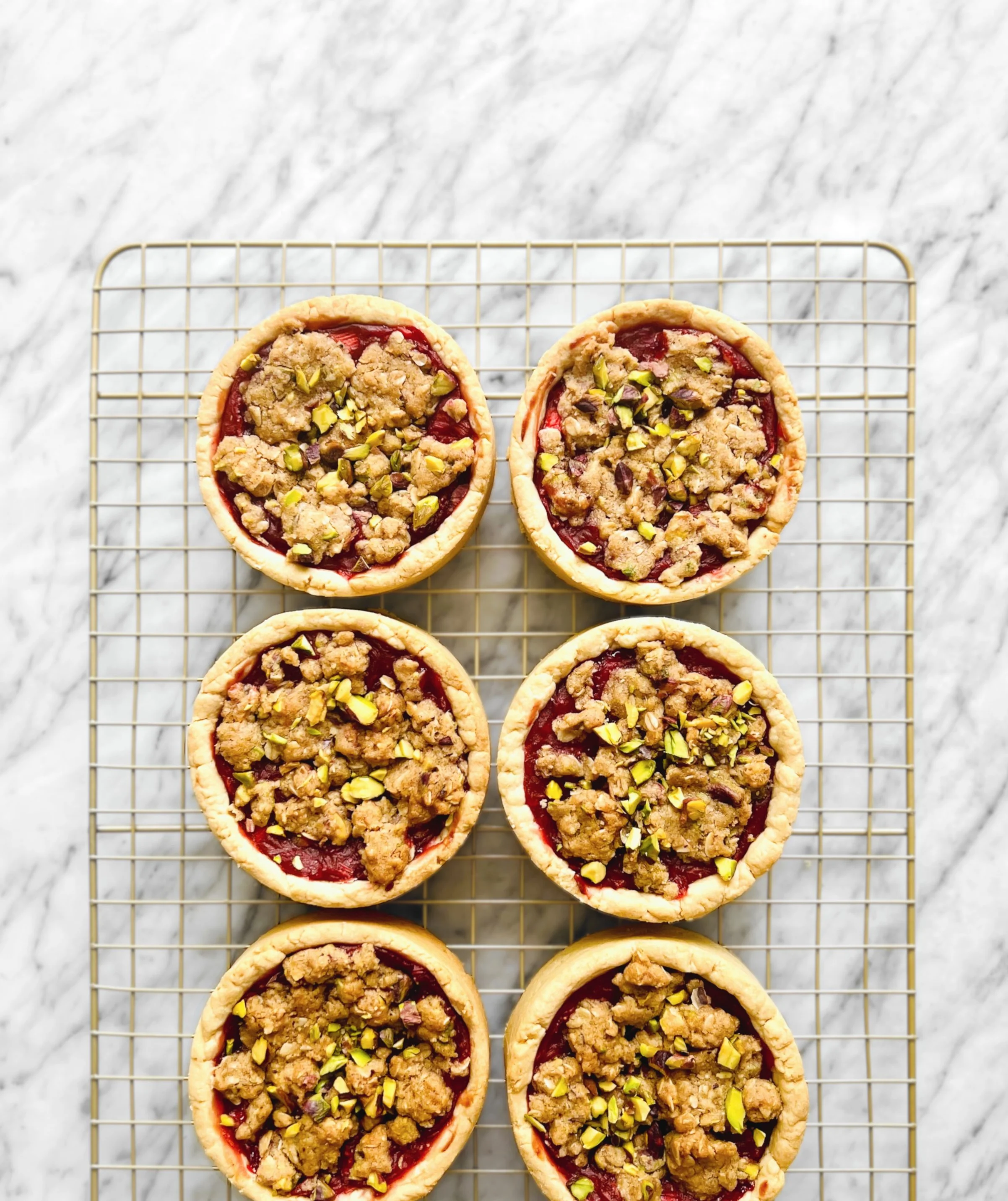 Tartelettes fraises-rhubarbe avec crumble à la pistache