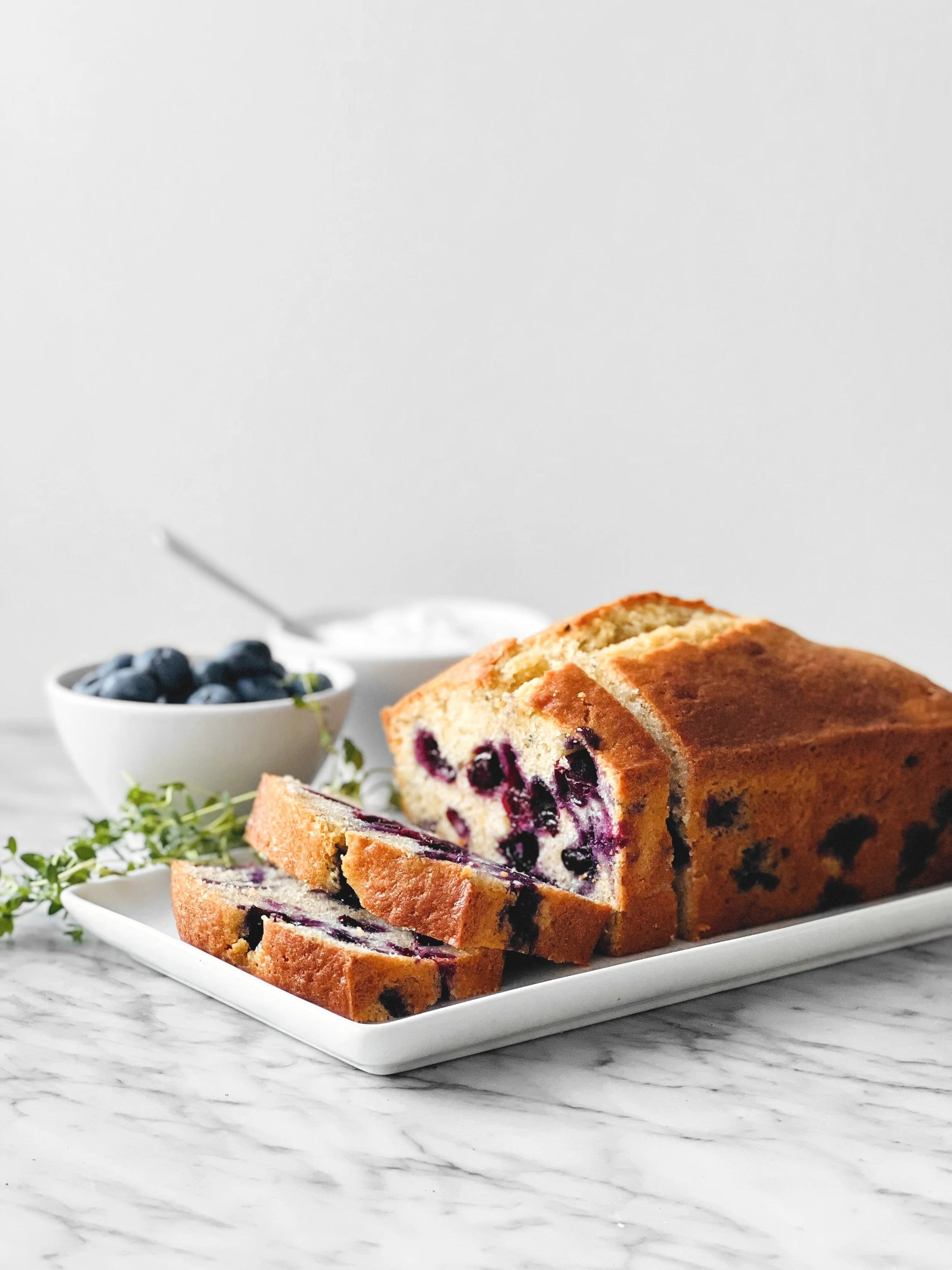 Cake au yaourt, thym et bleuets