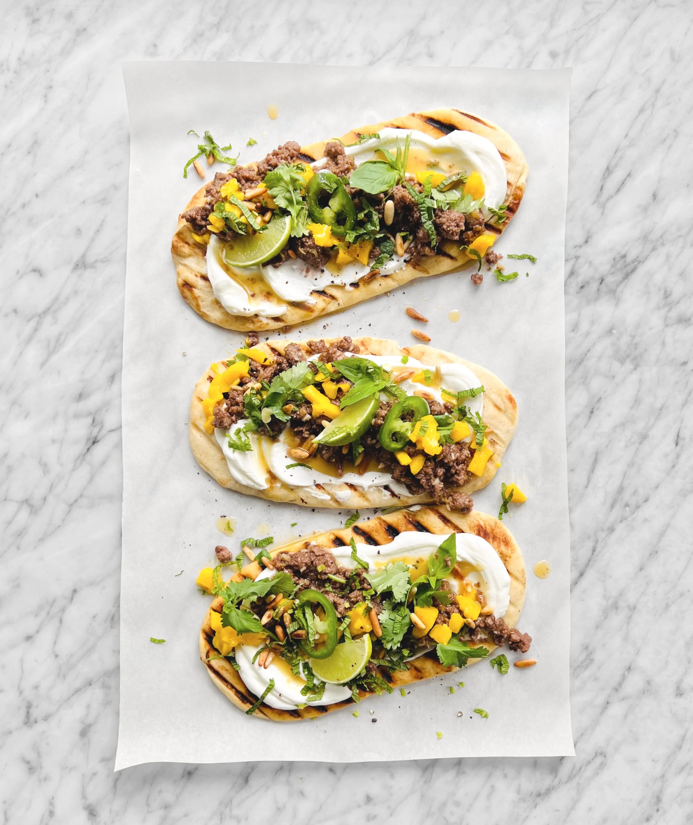 Naans garnis à l'agneau et au chutney de mangue