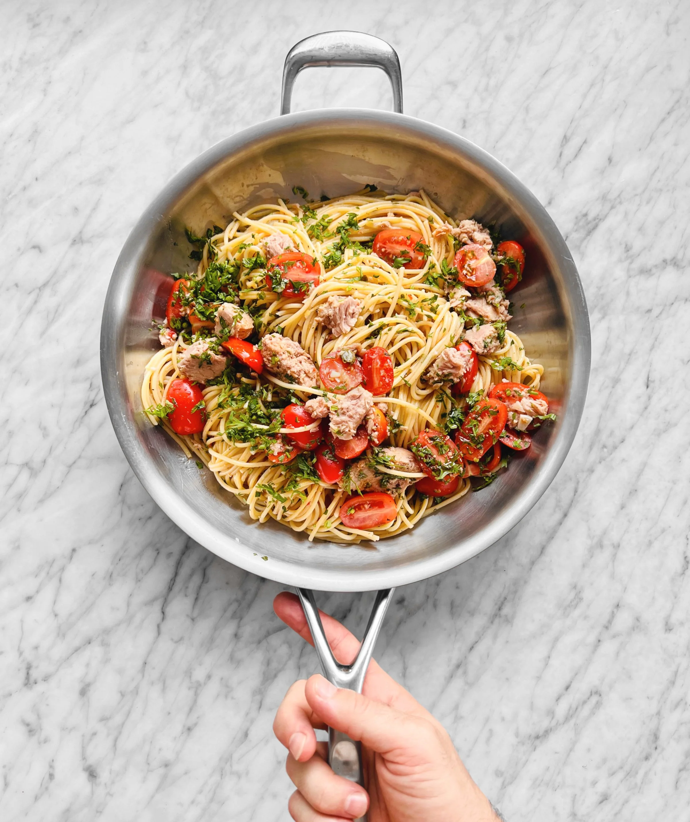 Spaghettis épicés au thon et aux tomates cerises