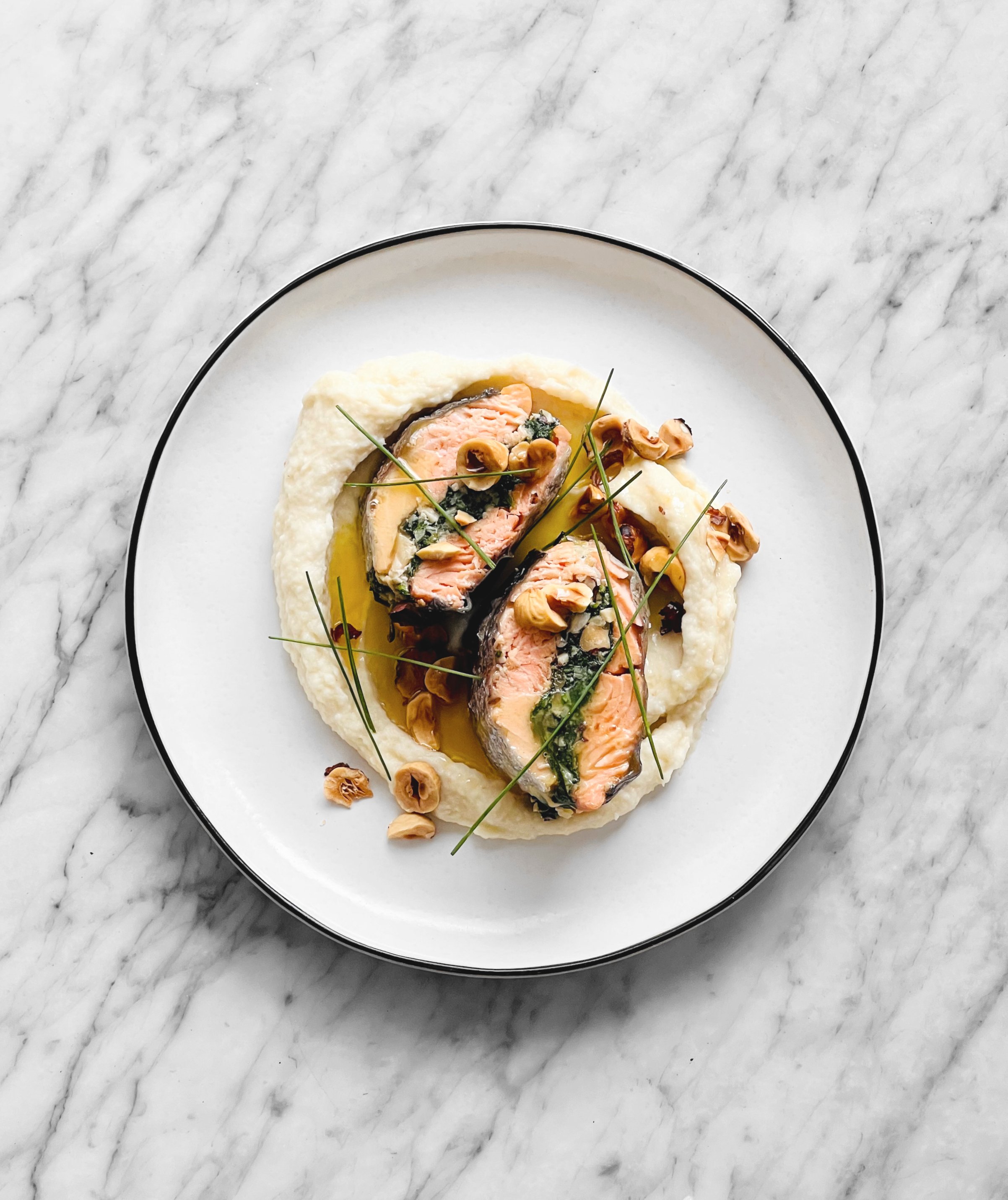 Rôti de truite aux épinards et citron confit, purée de chou-fleur au beurre noisette