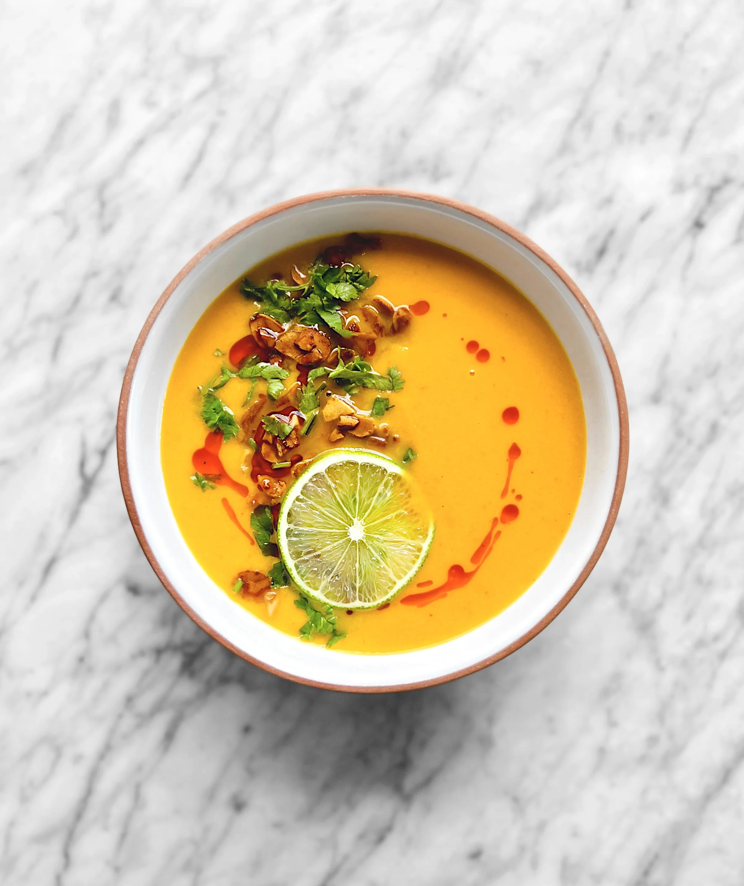 Soupe de patates douces à la thaï et amandes au tamari