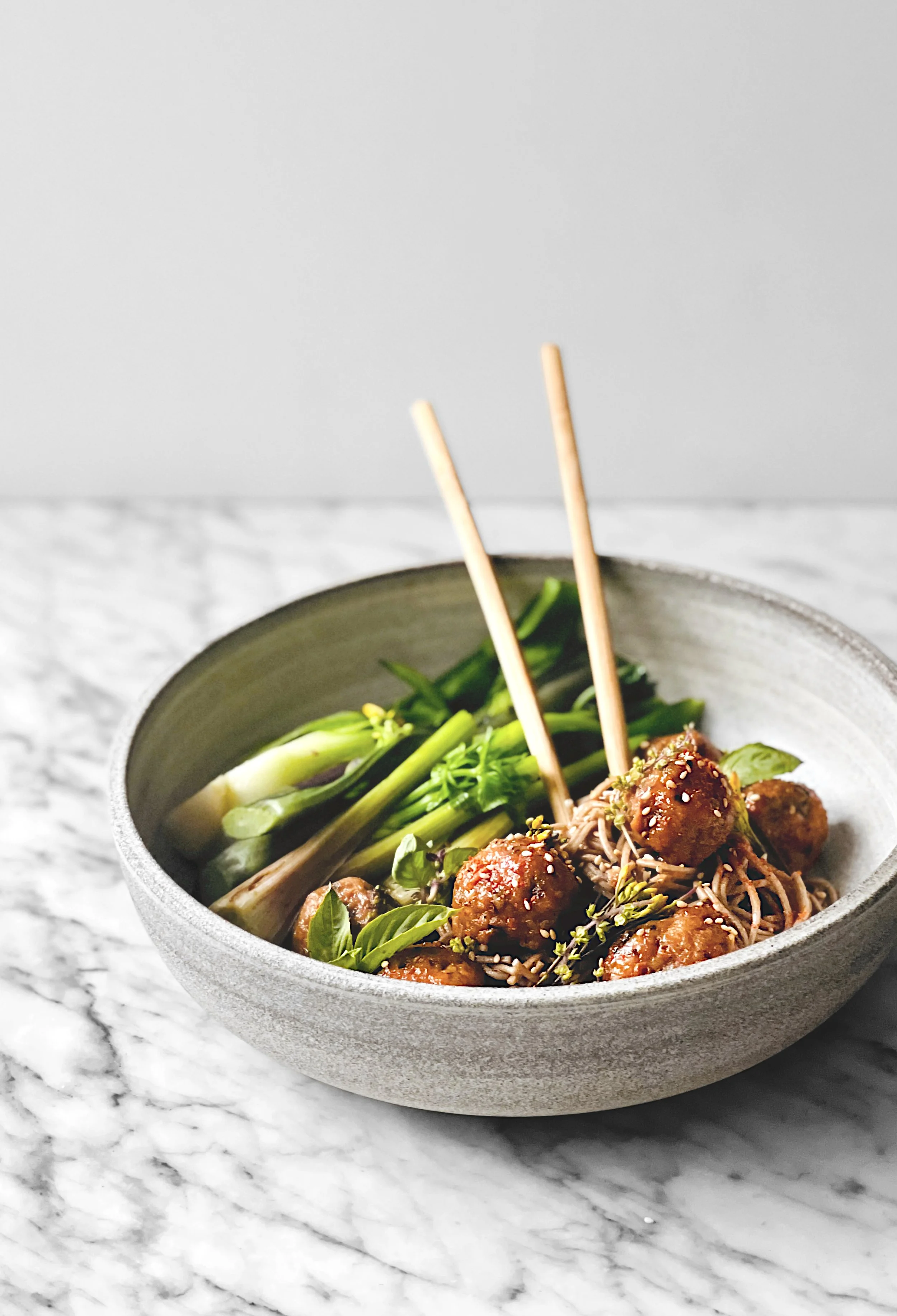 Boulettes de porc laquées à la japonaise et nouilles soba
