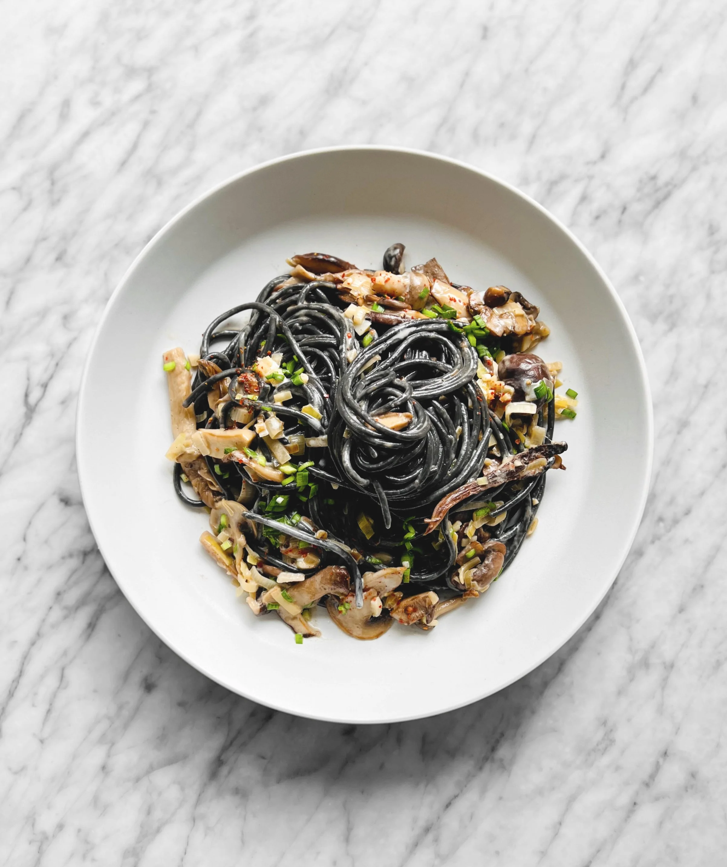 Pâtes noires aux champignons à la crème