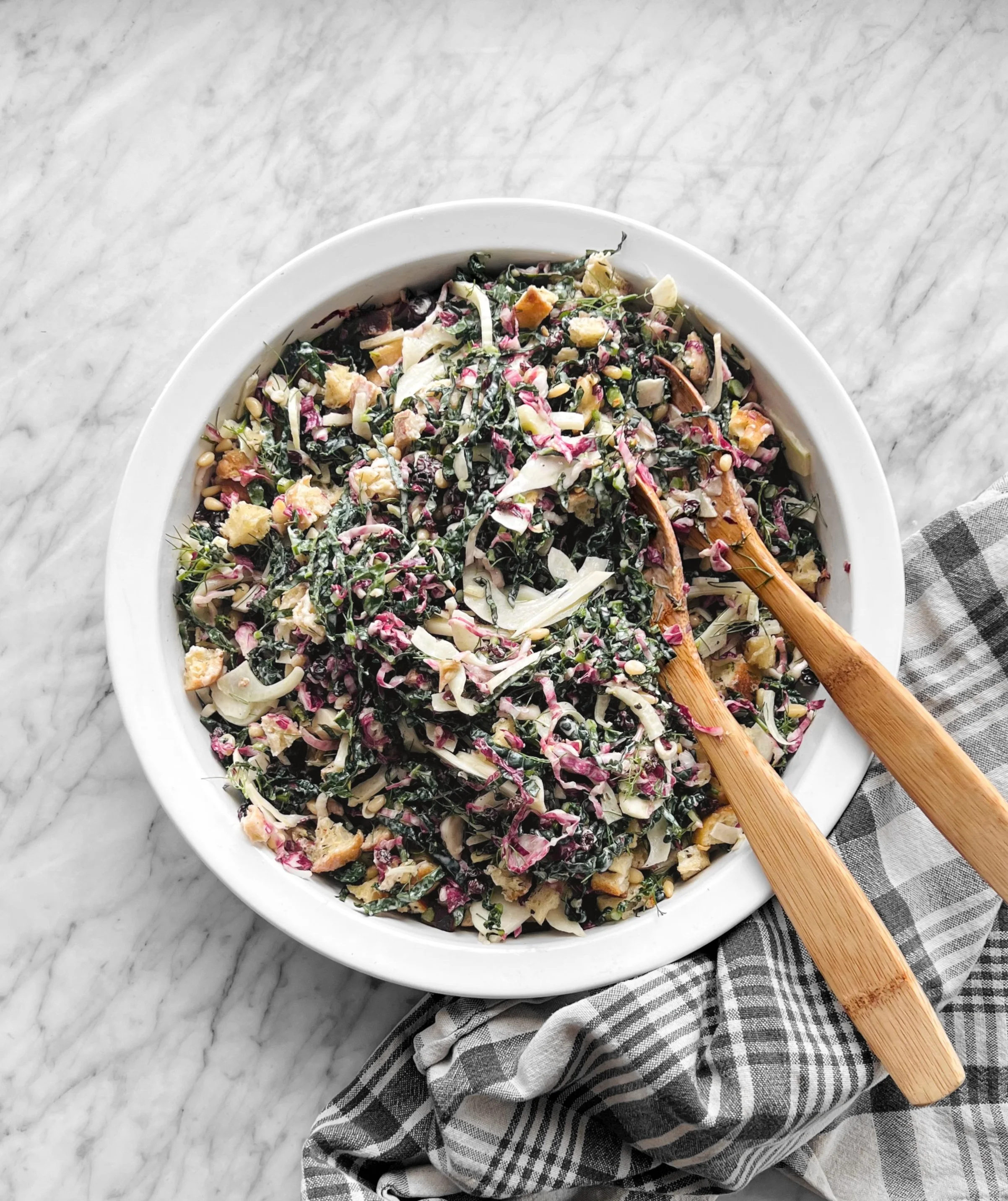 Coleslaw de Noël (chou noir, radicchio, raisins de Corinthe et noix de pin)