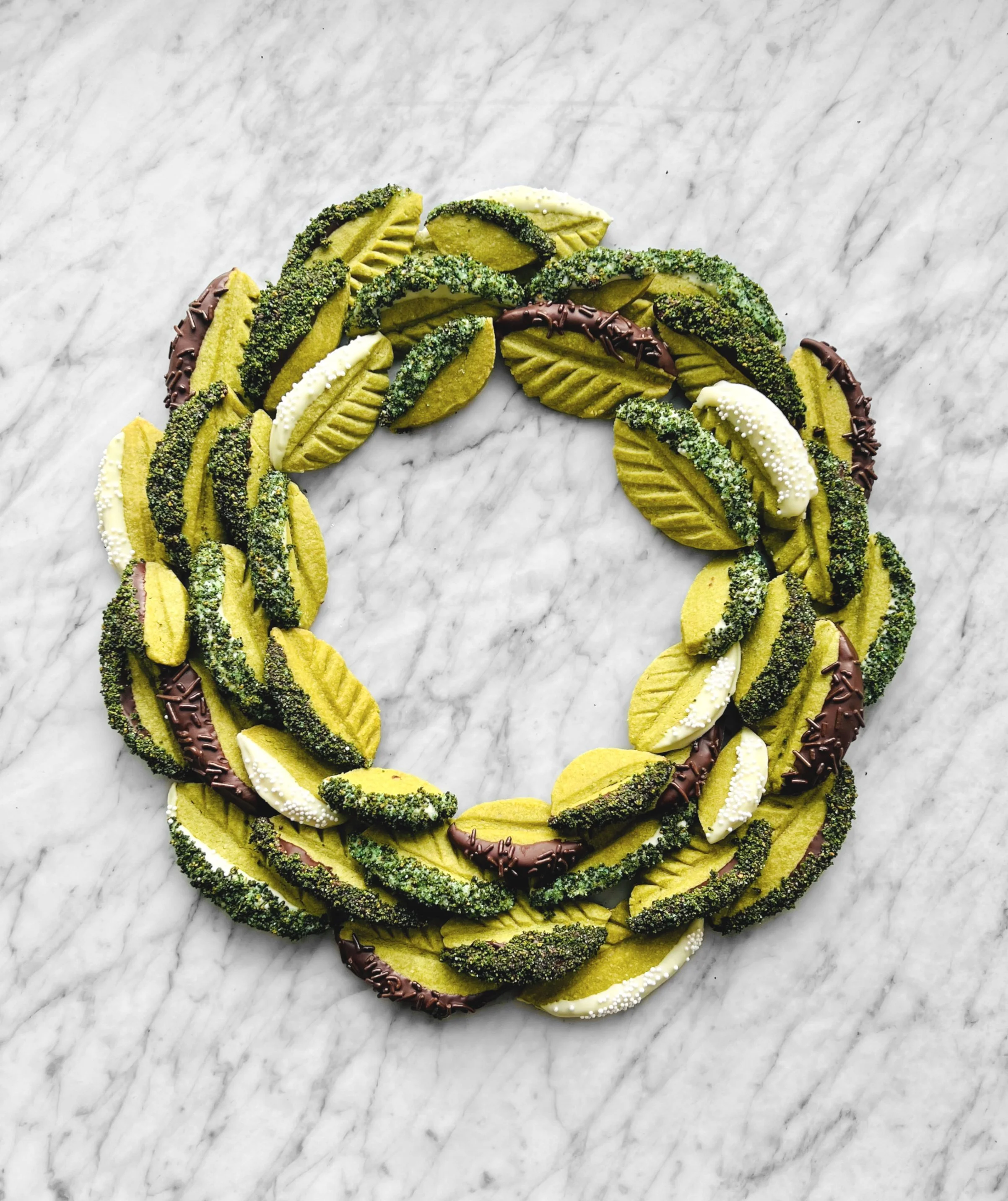 Feuilles sablées aux amandes et thé matcha