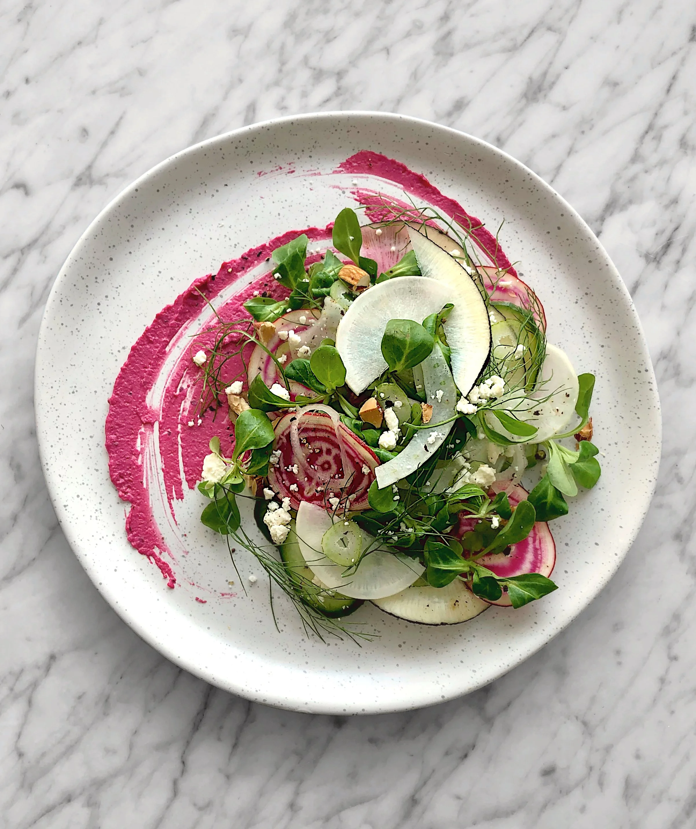 Hummus à la betterave et salade daikon, radis noir et fenouil