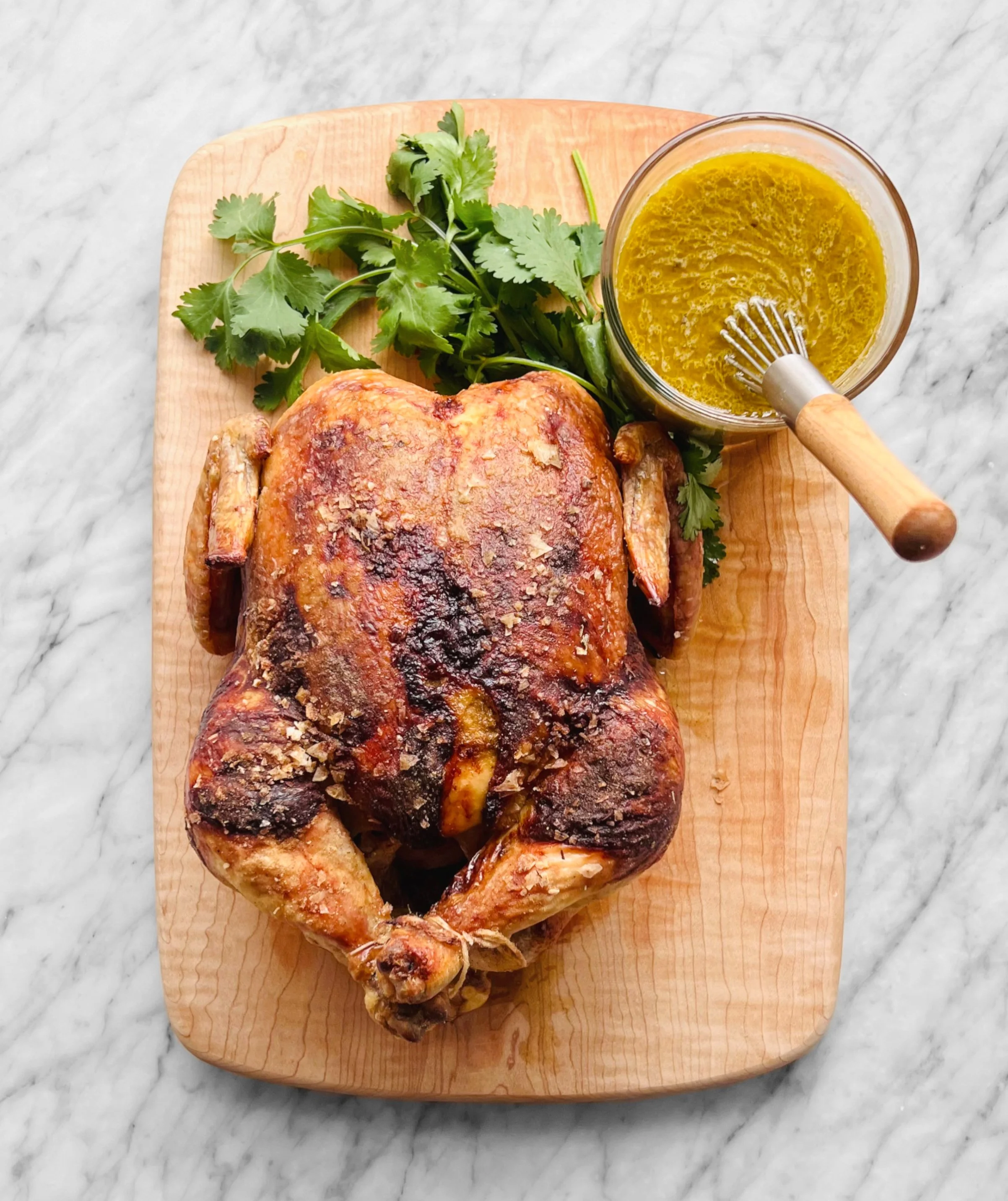 Poulet rôti au beurre et à la pâte de curry vert