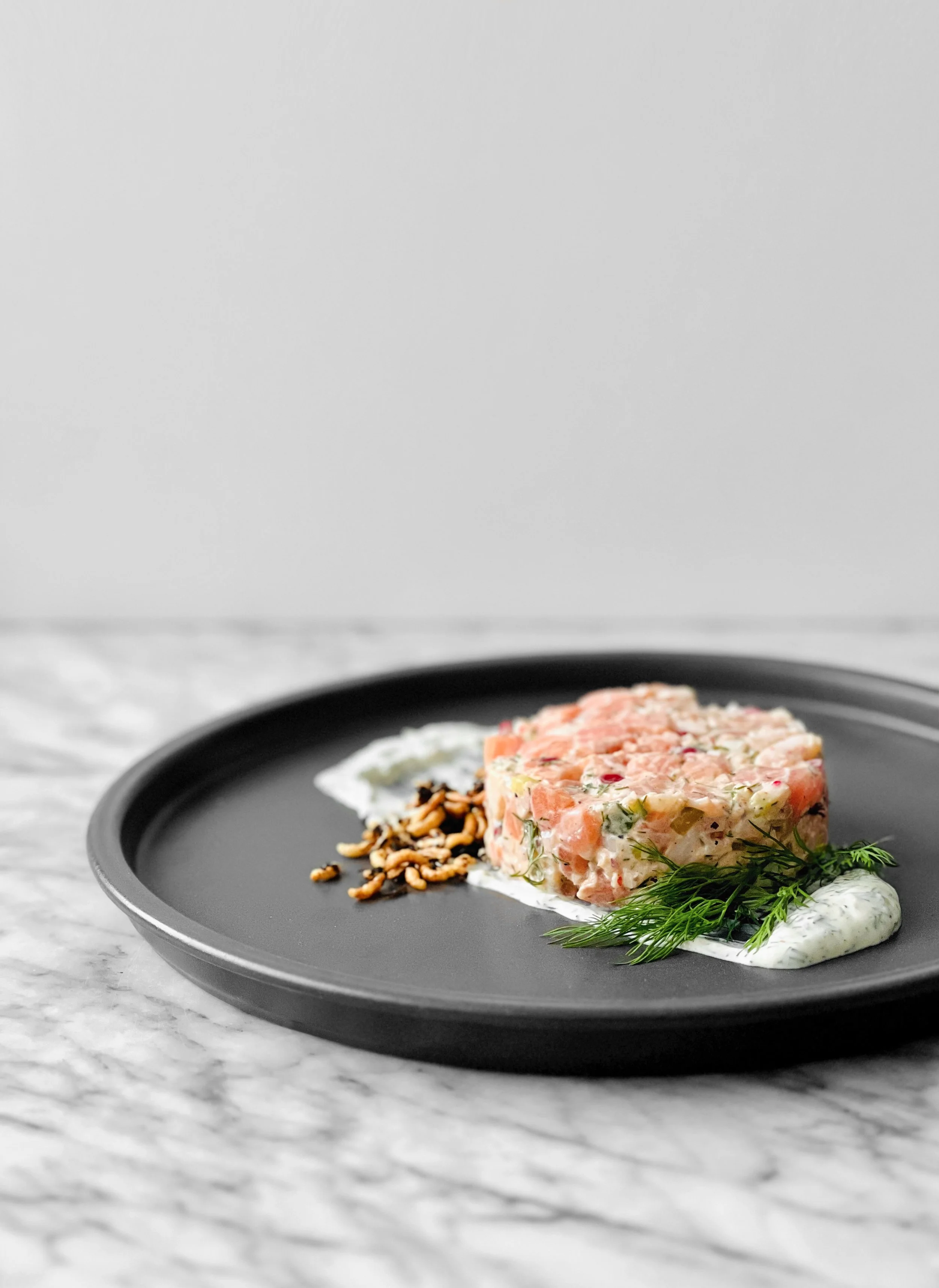 Tartare de saumon et crevettes nordiques, crème sure à l'aneth et riz sauvage soufflé