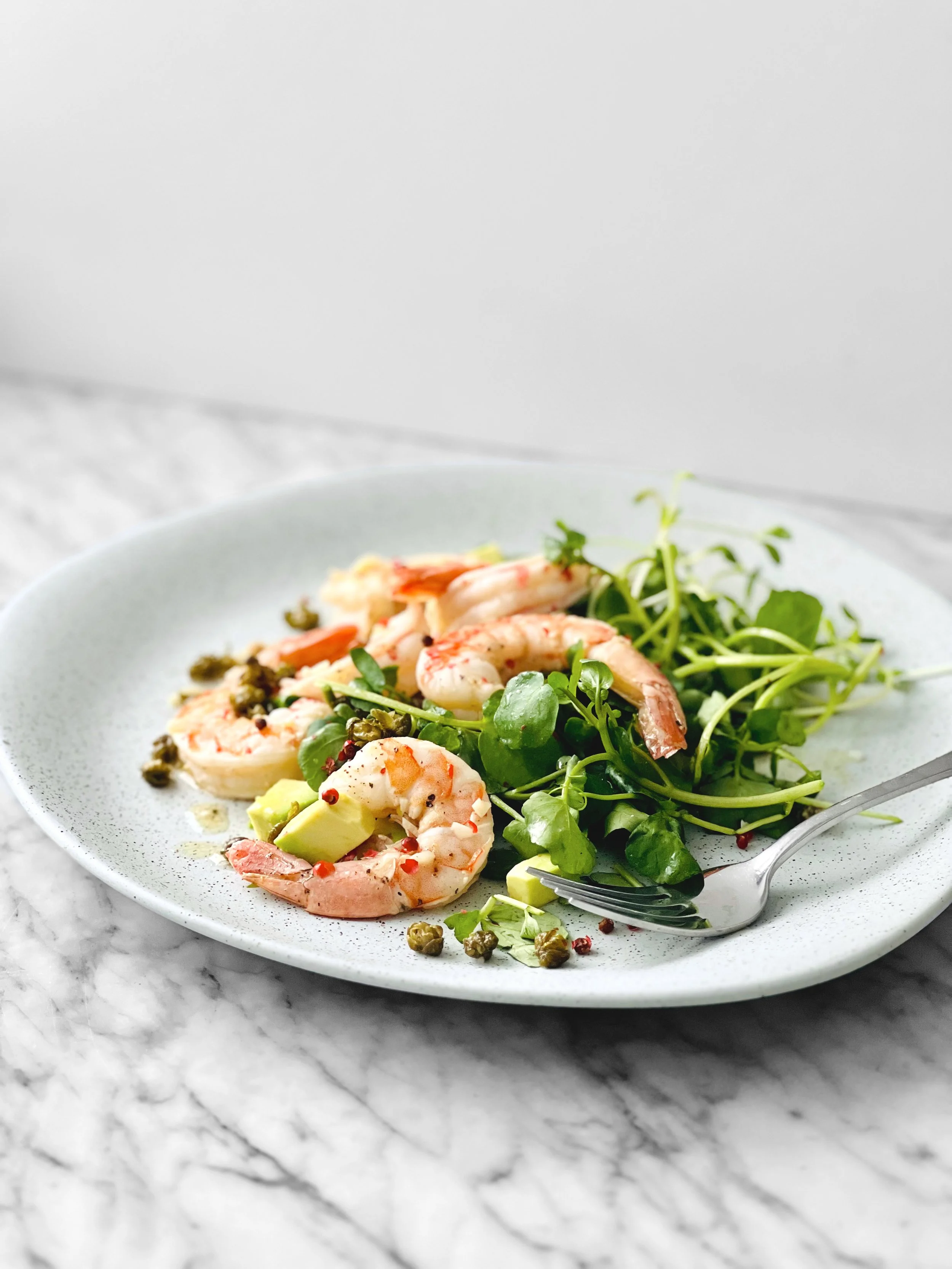 Salade de crevettes au poivre rose et câpres frites