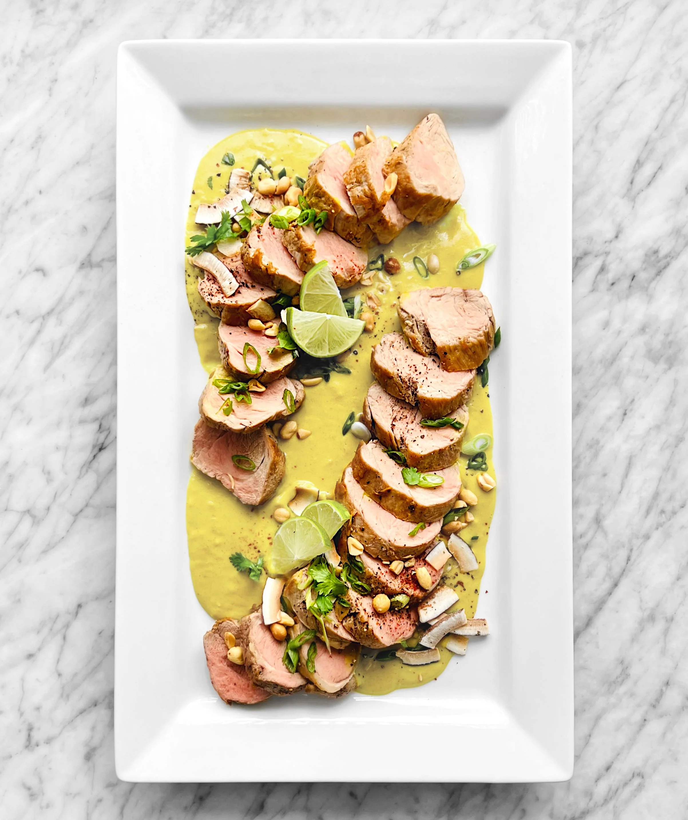 Sauce cari-coco-arachide avec filets de porc rôtis