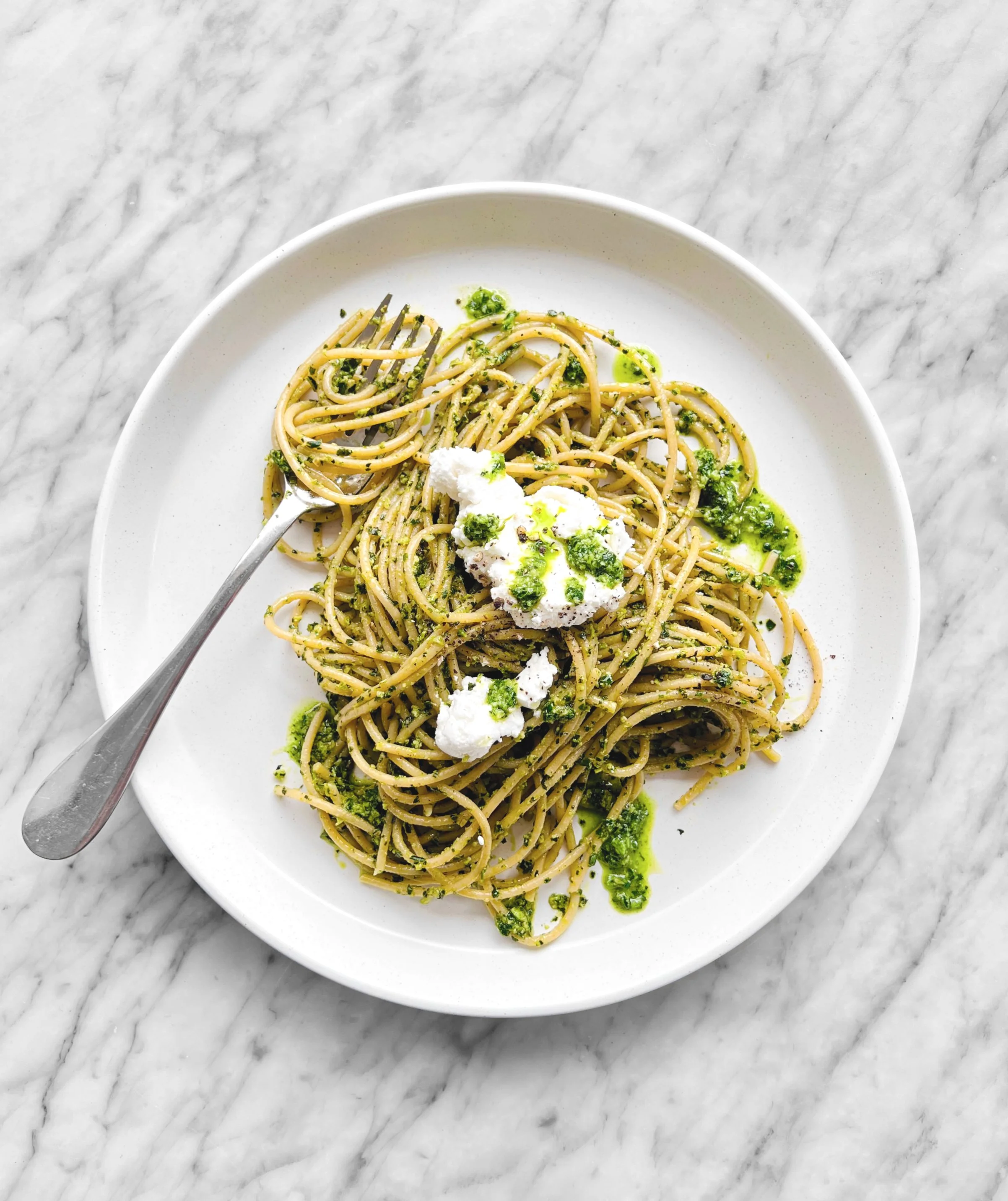Spaghettis de blé entier, pesto de chou noir, noix et fromage de chèvre