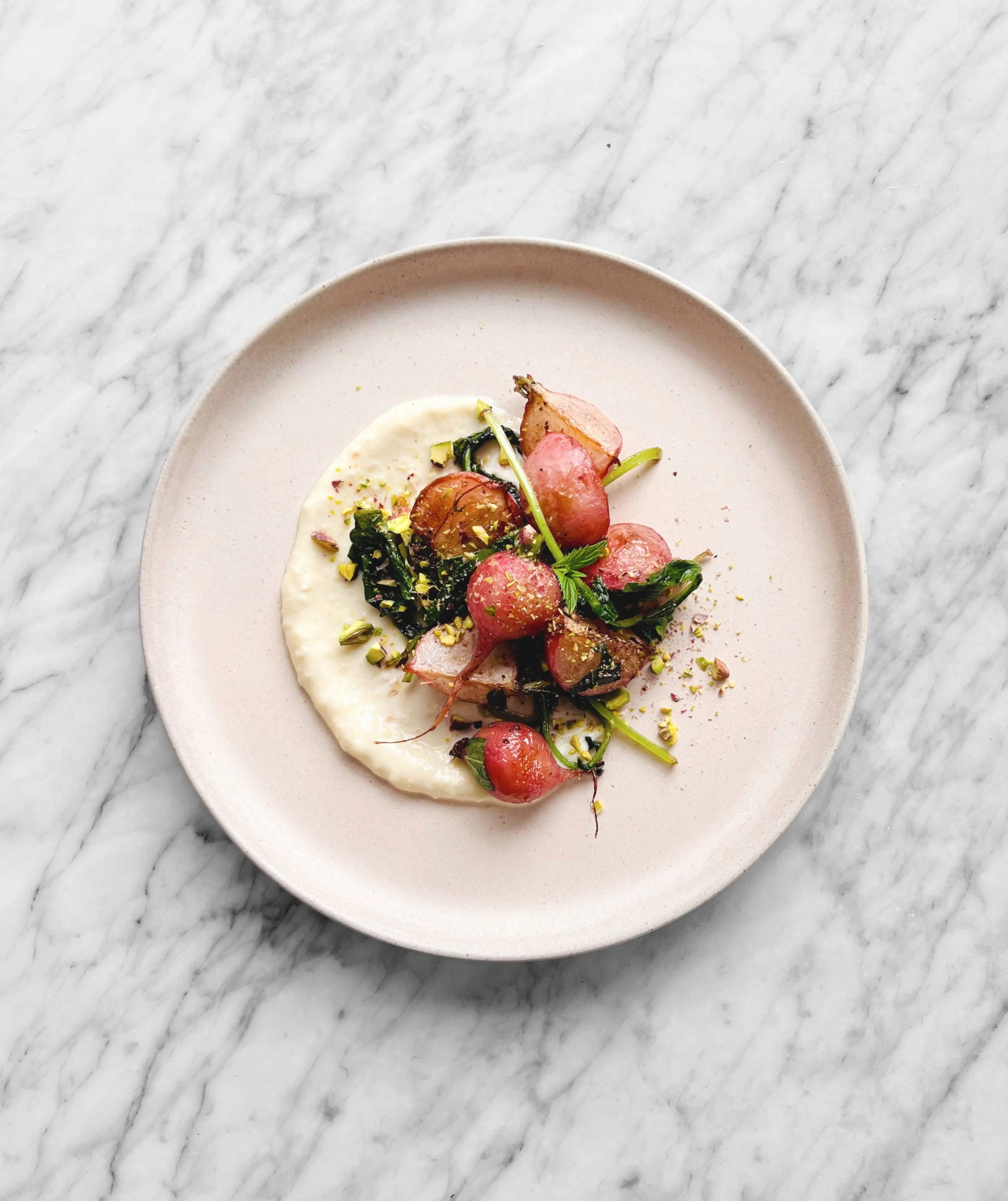 Radis poêlés, pistaches et sauce yaourt-miso