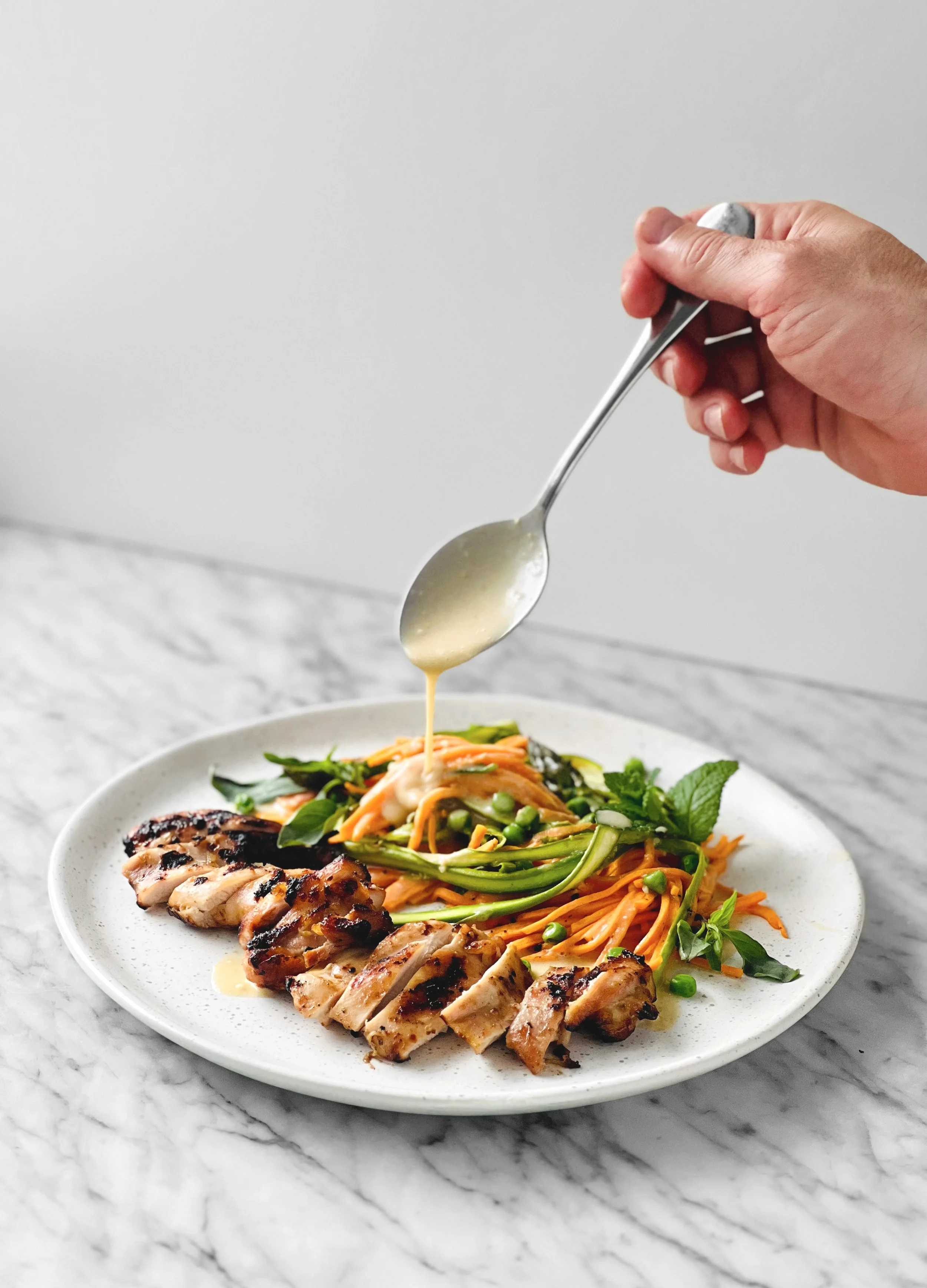 Poulet grillé miel-miso, nouilles de patate douce, asperges et sauce coco