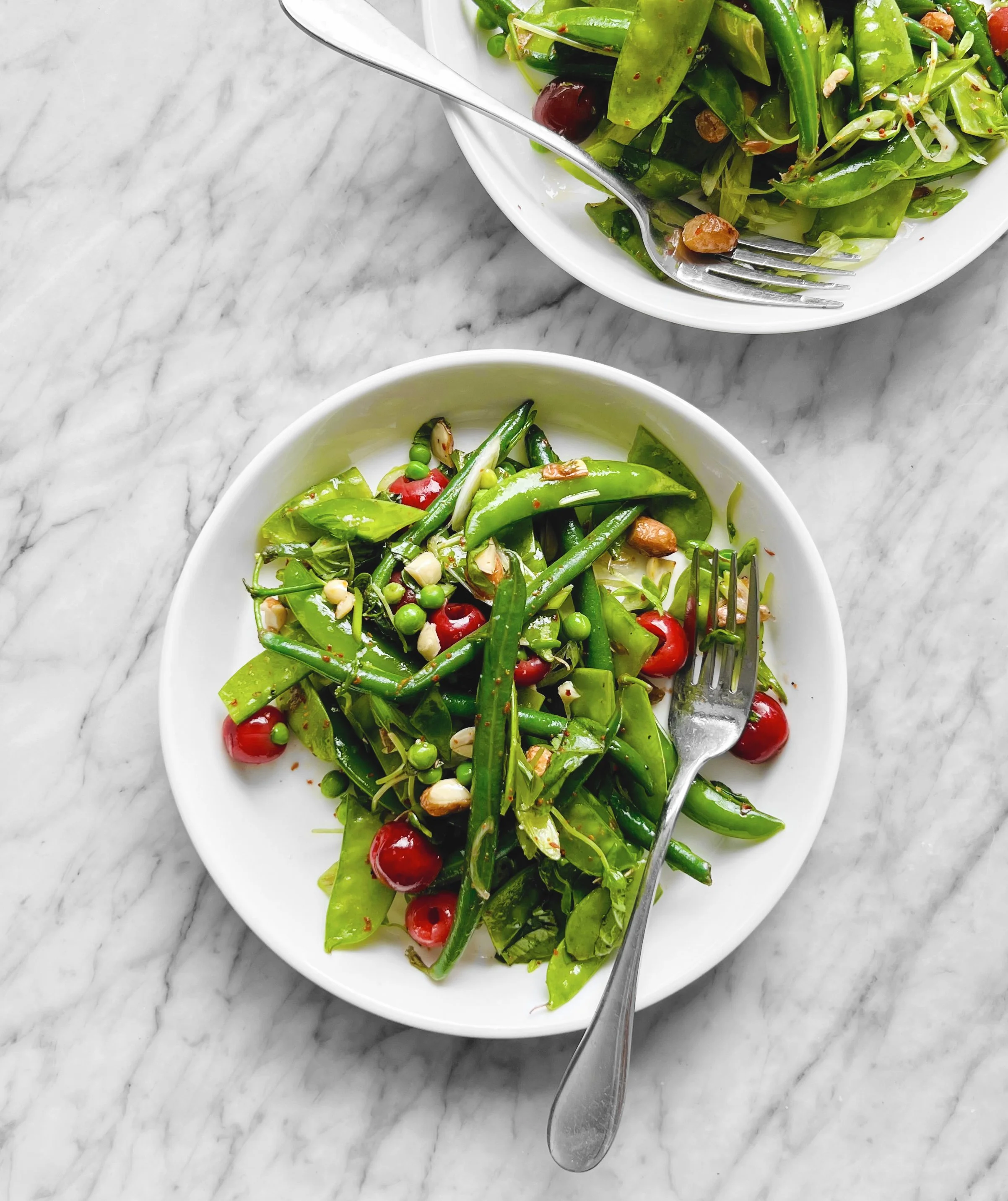 Salade de pois variés, haricots et pickles de cerises