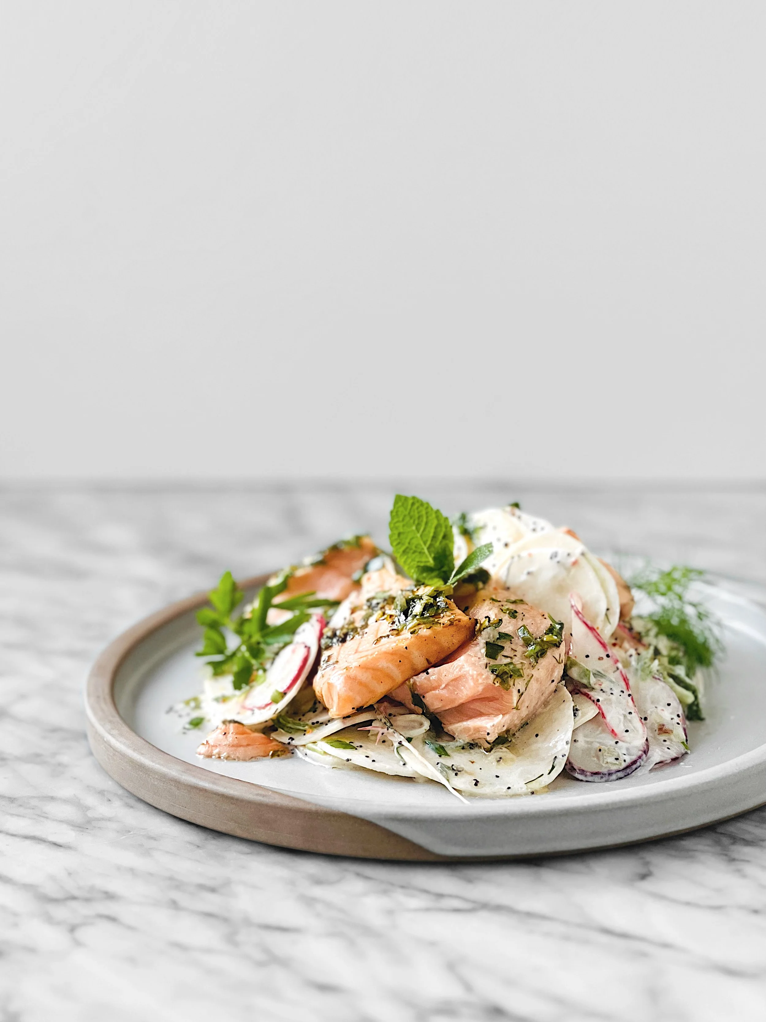 Saumon aux herbes rôti sur planche de cèdre avec salade de rabioles au yaourt