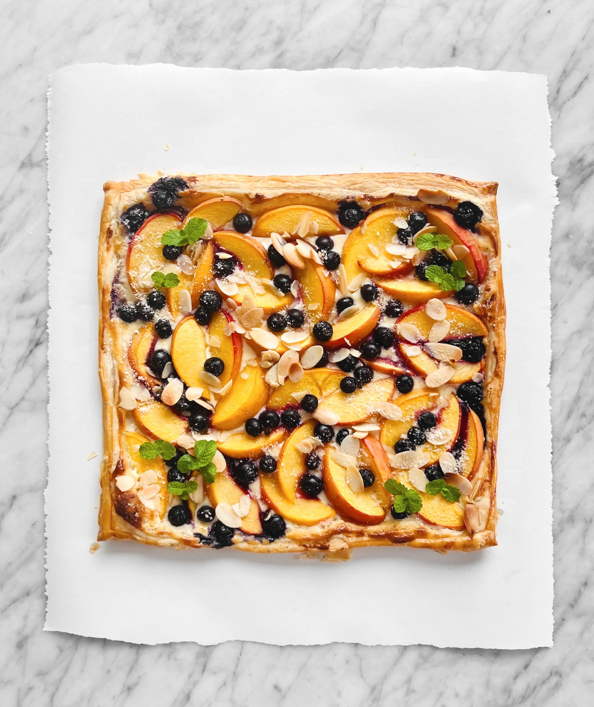 Tarte fine pêches-bleuets, amandes et mascarpone à l’érable