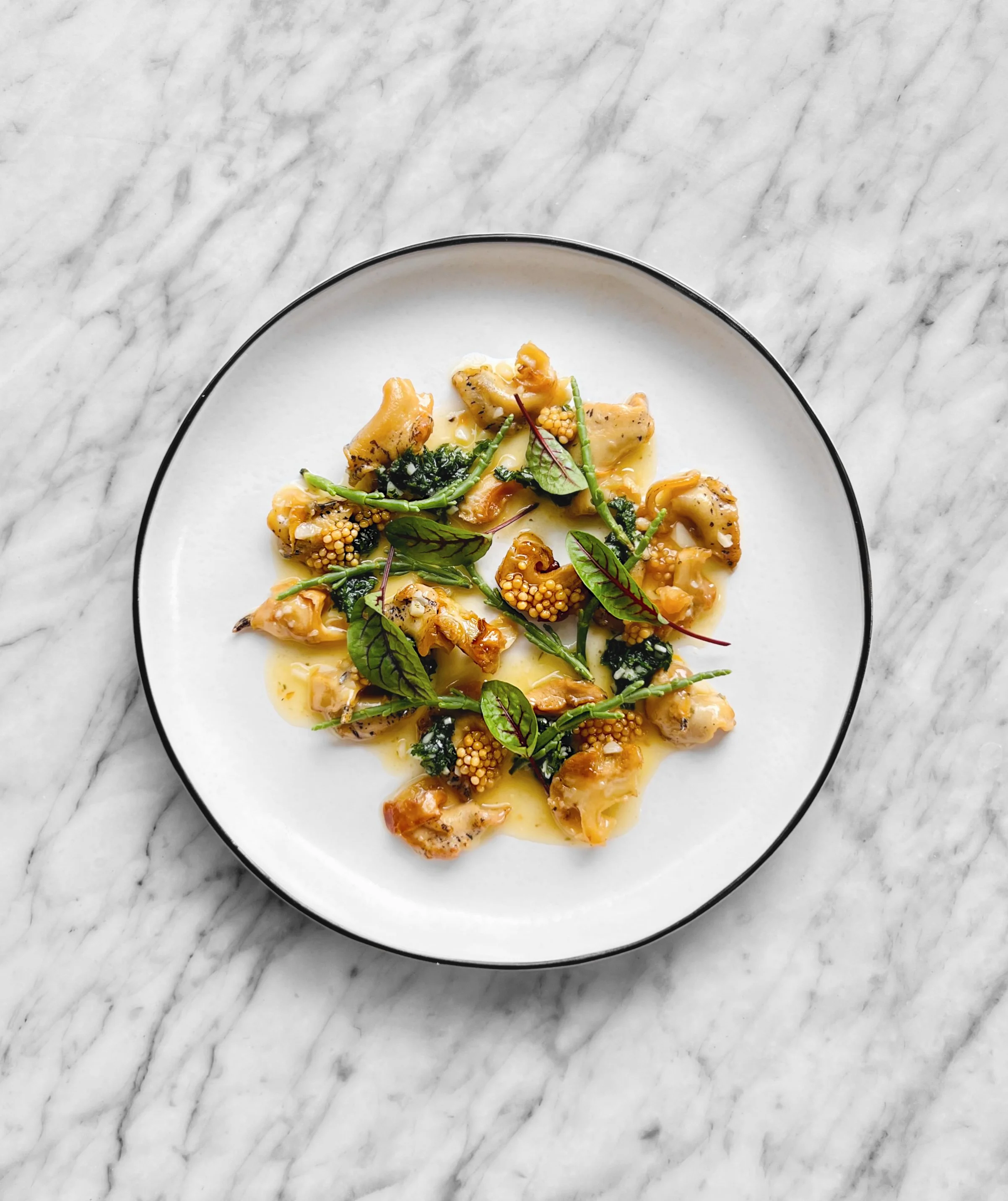 Buccins poêlés, «persillade» de céleri et graines de moutarde marinées