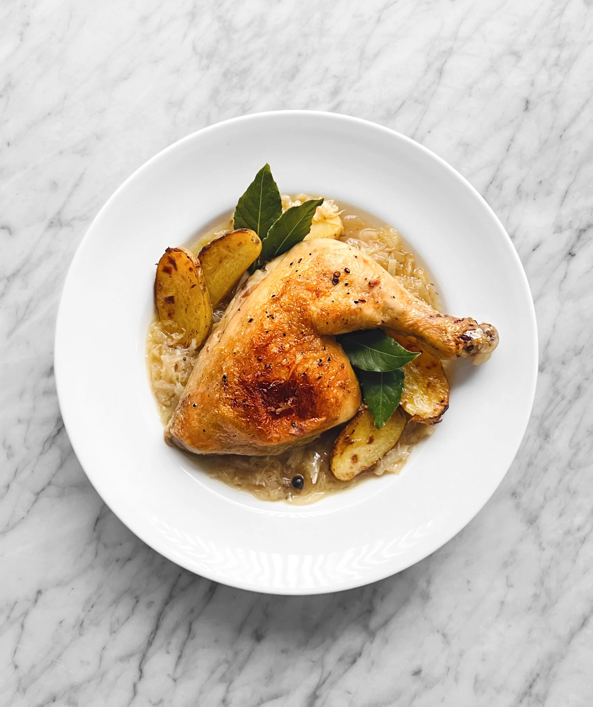 Poulet braisé au carvi, laurier et à la choucroute