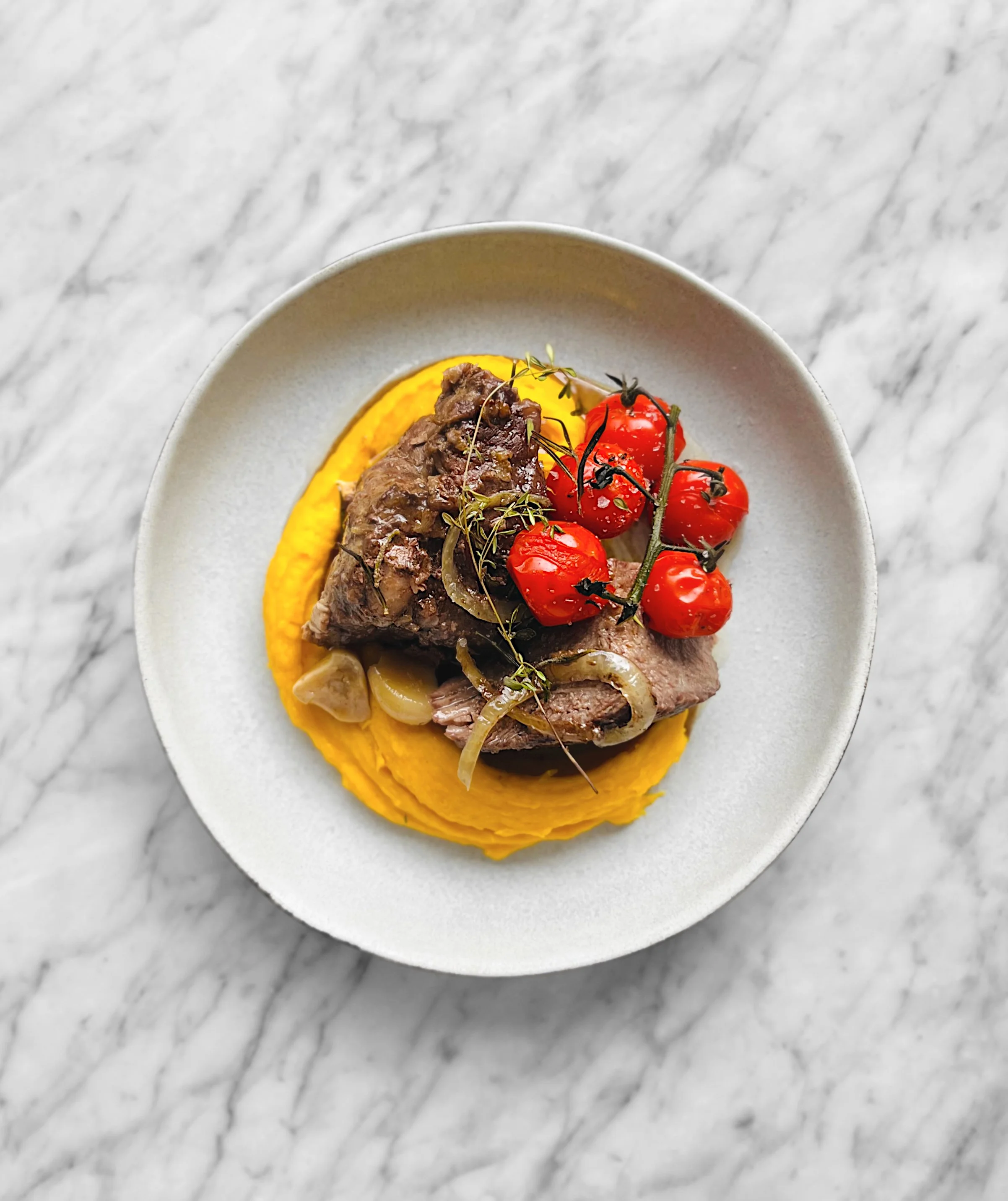 Rôti de palette de Janette, purée de courge et tomates rôties