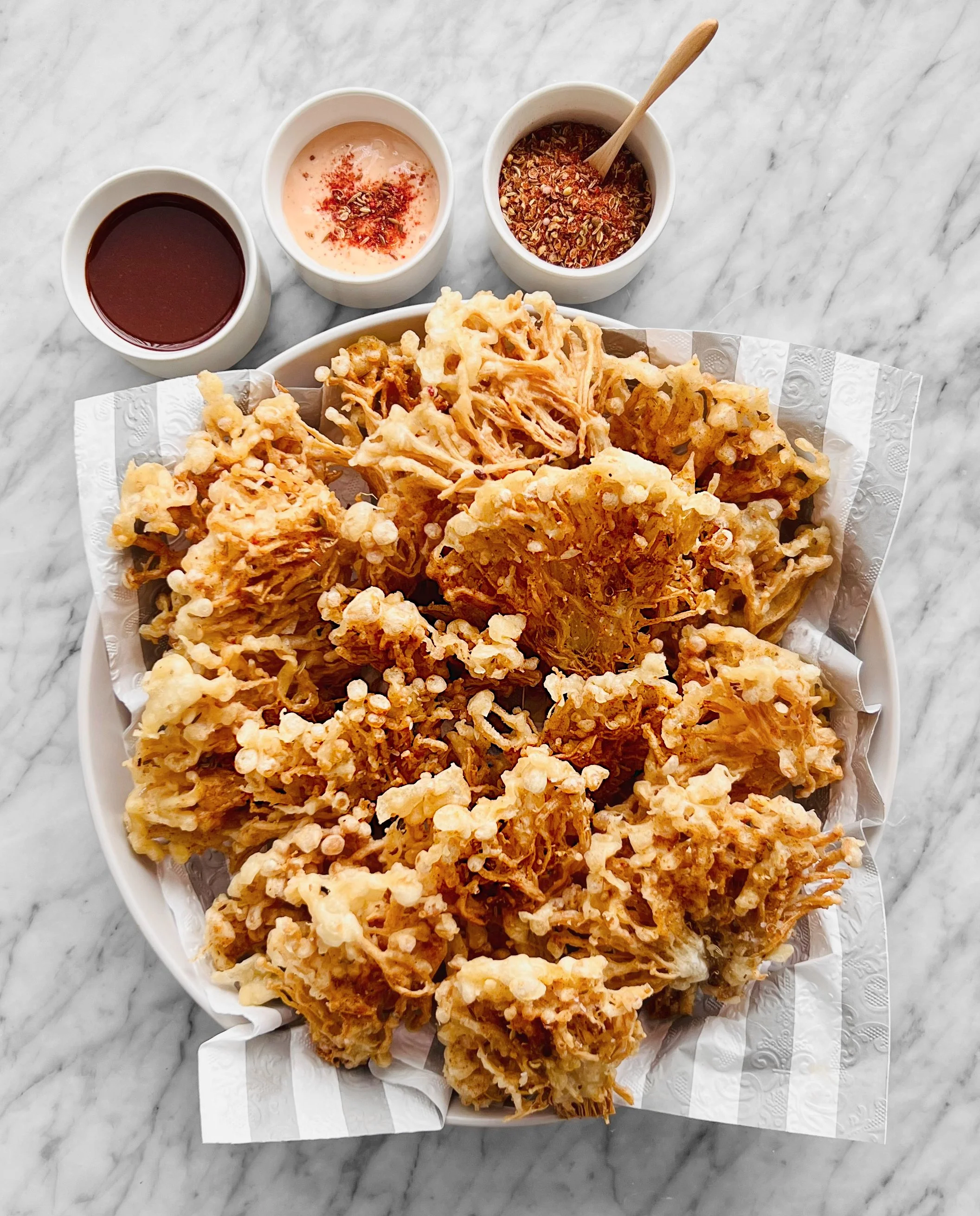 Champignons enoki frits aux épices mala