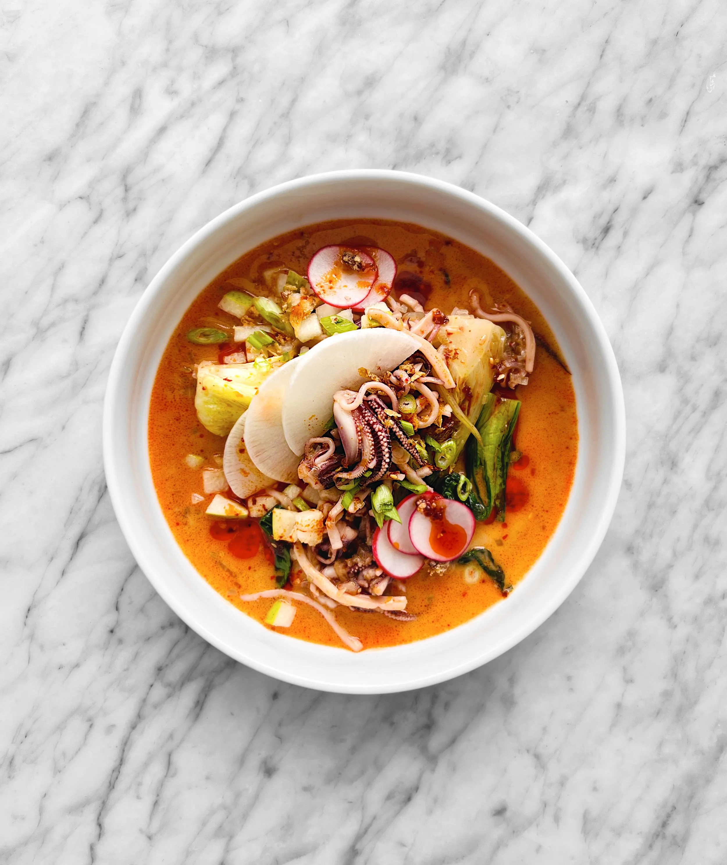 Calmars, crème coco, huile rouge, poire asiatique et radis